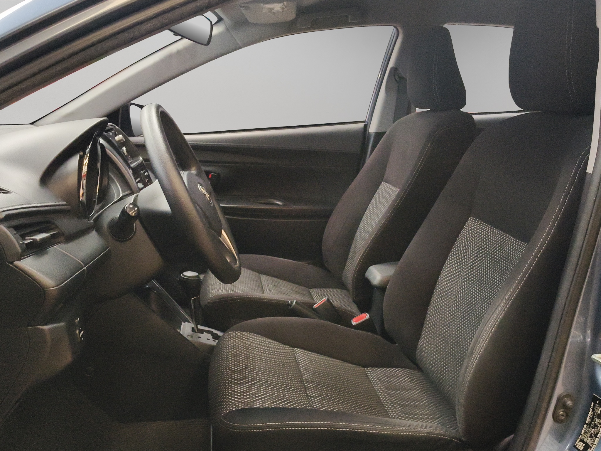Toyota Yaris 4 pts. Core, CVT, a/ac., f. halógeno, R-15 2017