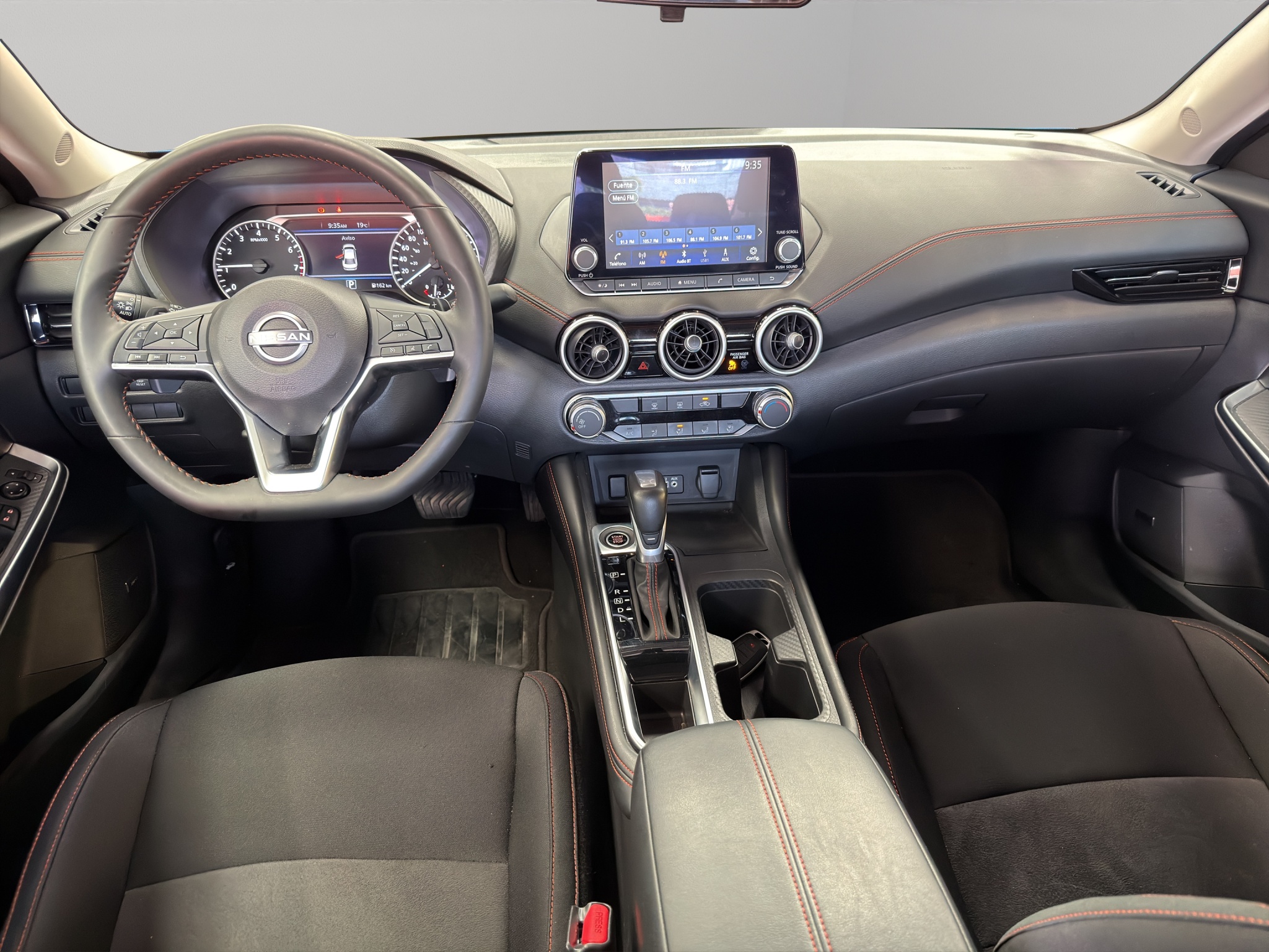 Nissan Sentra 4 pts. SR, TA, a/ac., QC, s. Bose, f. led, RA-18 (línea anterior) 2025