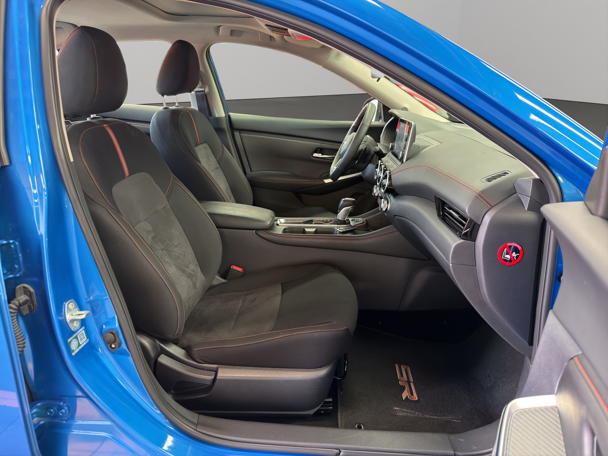 Nissan Sentra 4 pts. SR, TA, a/ac., QC, s. Bose, f. led, RA-18 (línea anterior) 2025