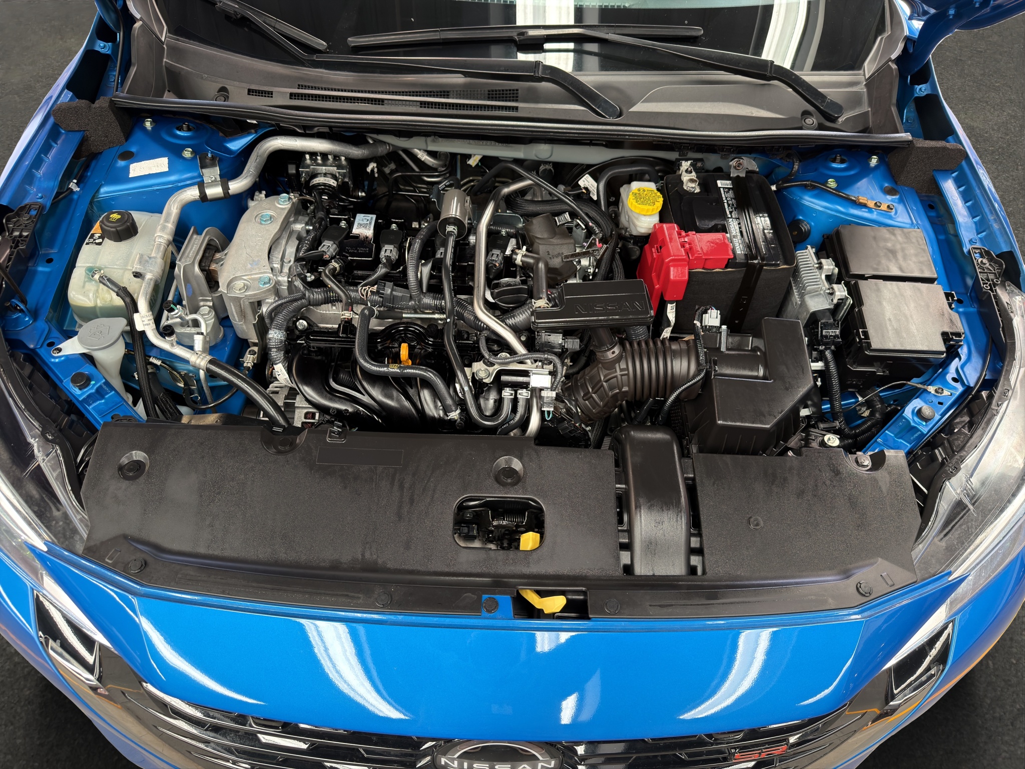 Nissan Sentra 4 pts. SR, TA, a/ac., QC, s. Bose, f. led, RA-18 (línea anterior) 2025