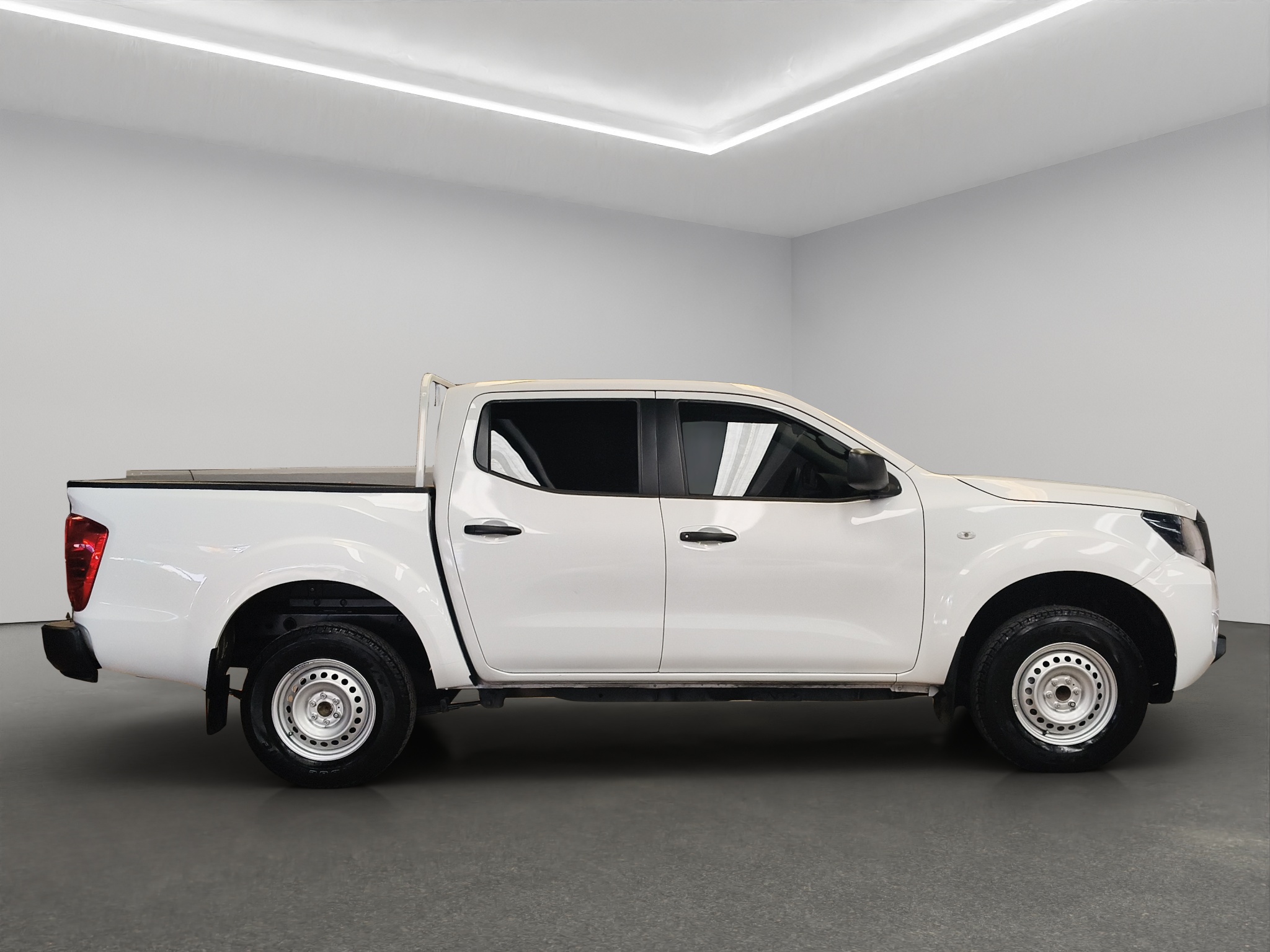 Nissan Comerciales Frontier y NP 300 Frontier Pick-Up 4 pts. Frontier SE, Doble Cab., L4, 2.5l, TM6, a/ac., VE, R-16 2024