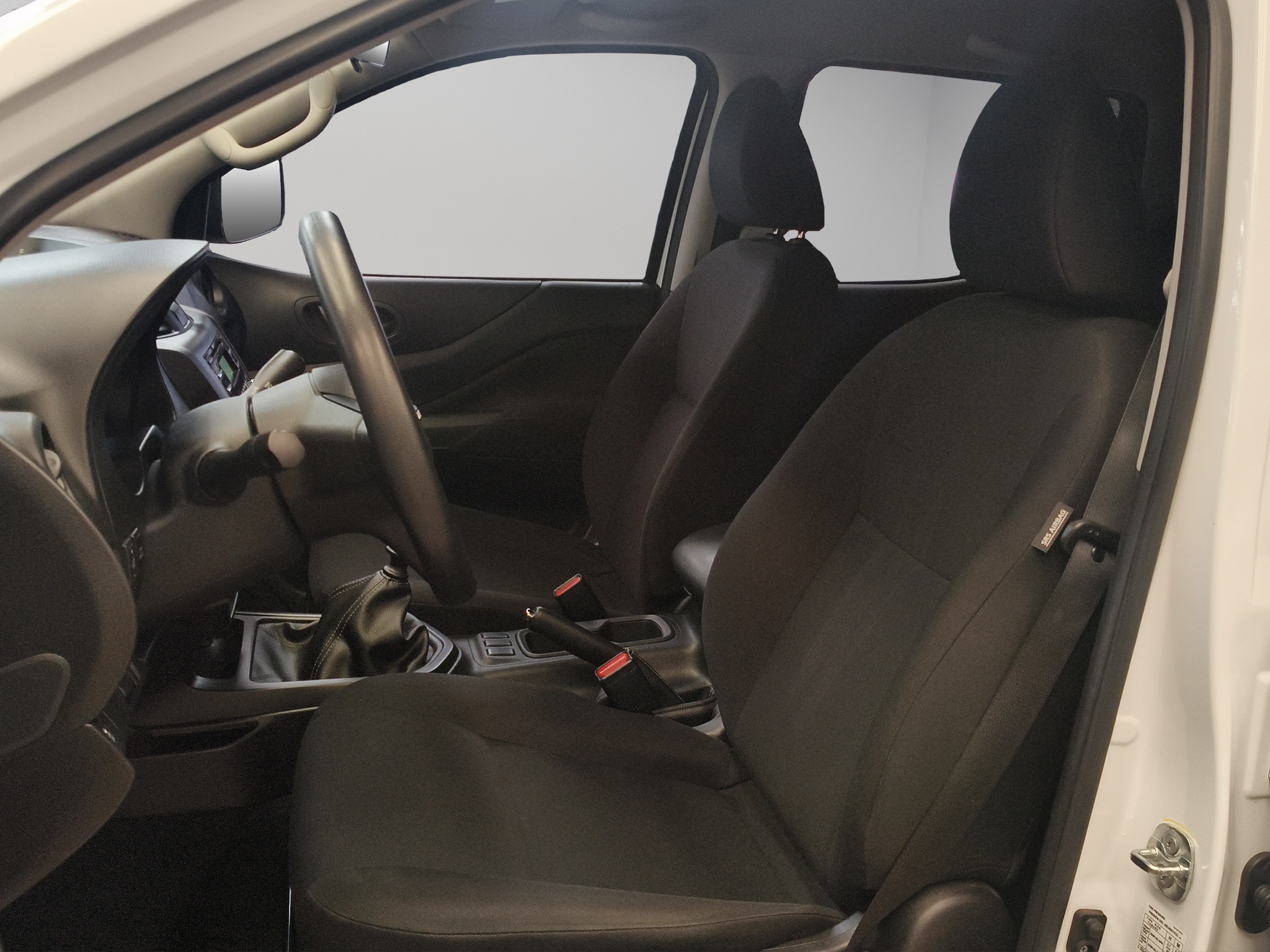 Nissan Comerciales Frontier y NP 300 Frontier Pick-Up 4 pts. Frontier SE, Doble Cab., L4, 2.5l, TM6, a/ac., VE, R-16 2024