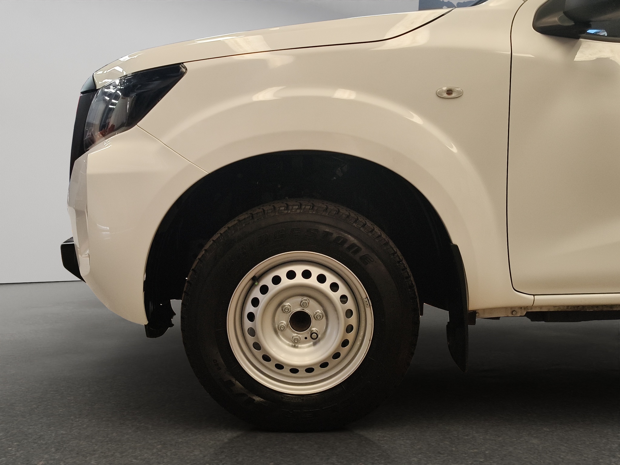 Nissan Comerciales Frontier y NP 300 Frontier Pick-Up 4 pts. Frontier SE, Doble Cab., L4, 2.5l, TM6, a/ac., VE, R-16 2024