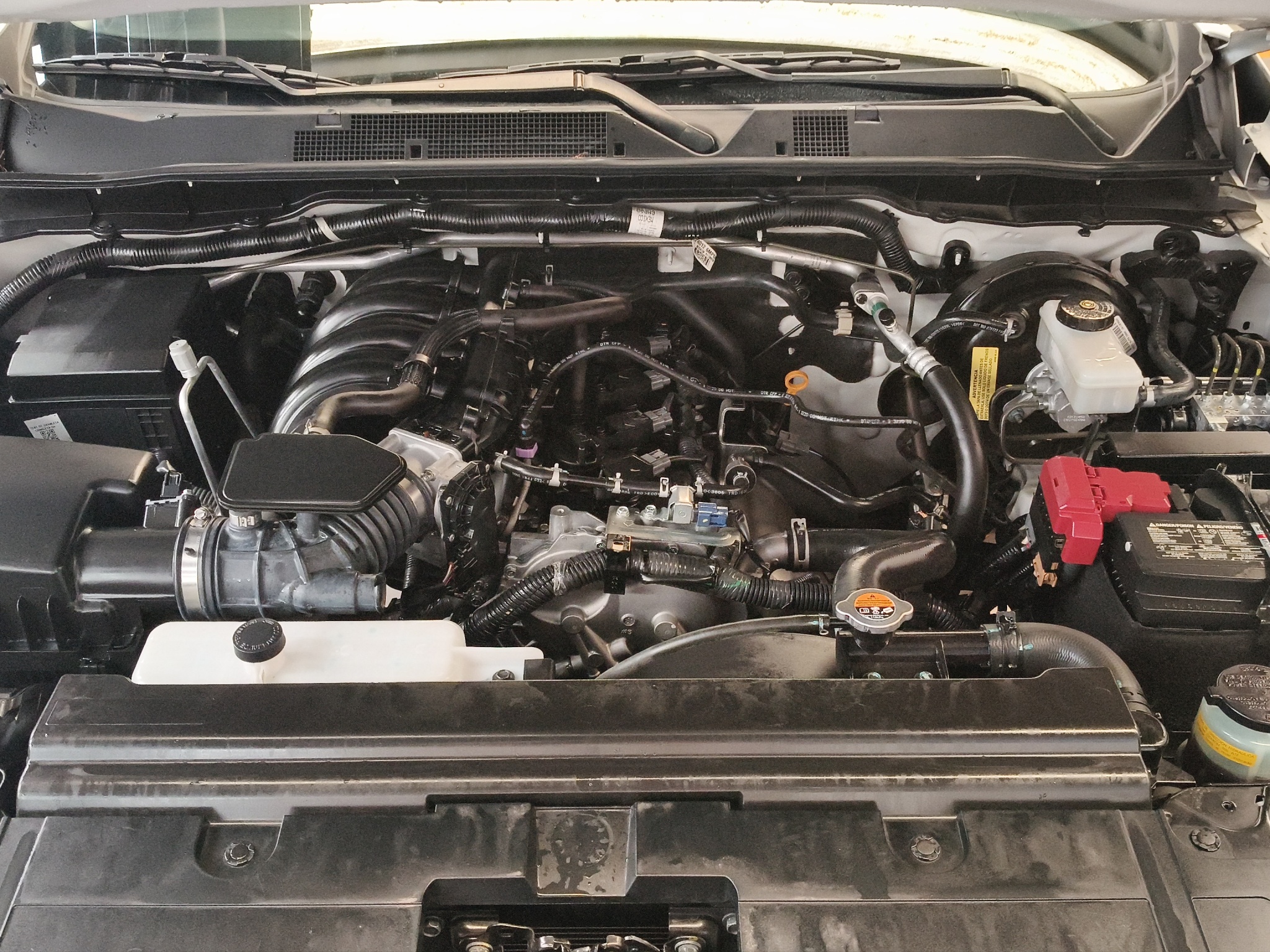 Nissan Comerciales Frontier y NP 300 Frontier Pick-Up 4 pts. Frontier SE, Doble Cab., L4, 2.5l, TM6, a/ac., VE, R-16 2024