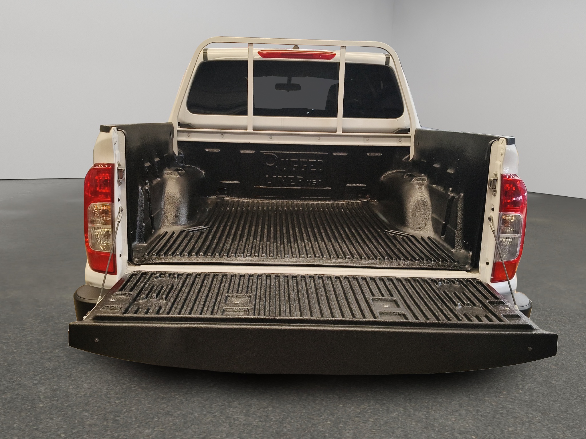 Nissan Comerciales Frontier y NP 300 Frontier Pick-Up 4 pts. Frontier SE, Doble Cab., L4, 2.5l, TM6, a/ac., VE, R-16 2024