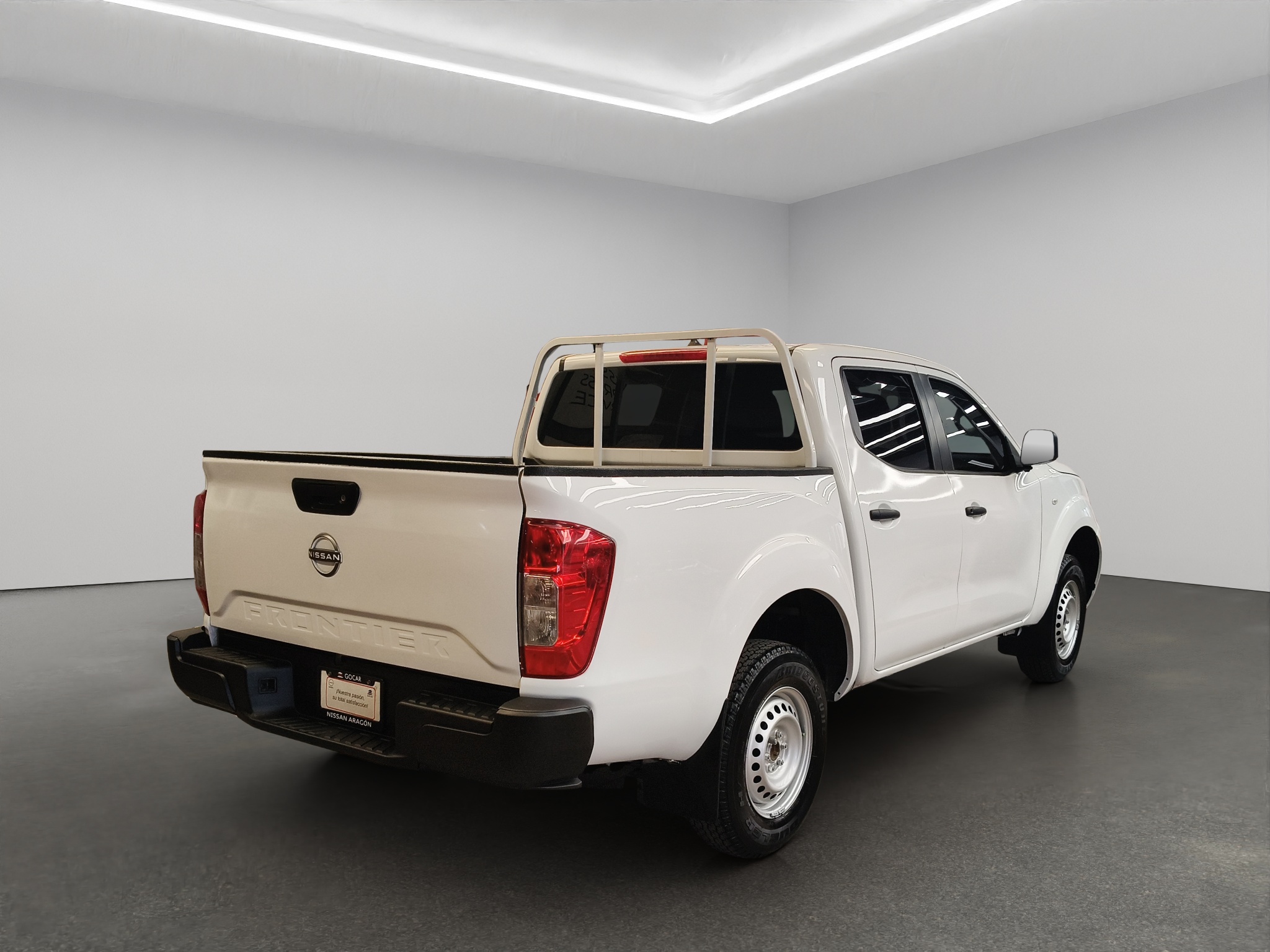 Nissan Comerciales Frontier y NP 300 Frontier Pick-Up 4 pts. Frontier SE, Doble Cab., L4, 2.5l, TM6, a/ac., VE, R-16 2024