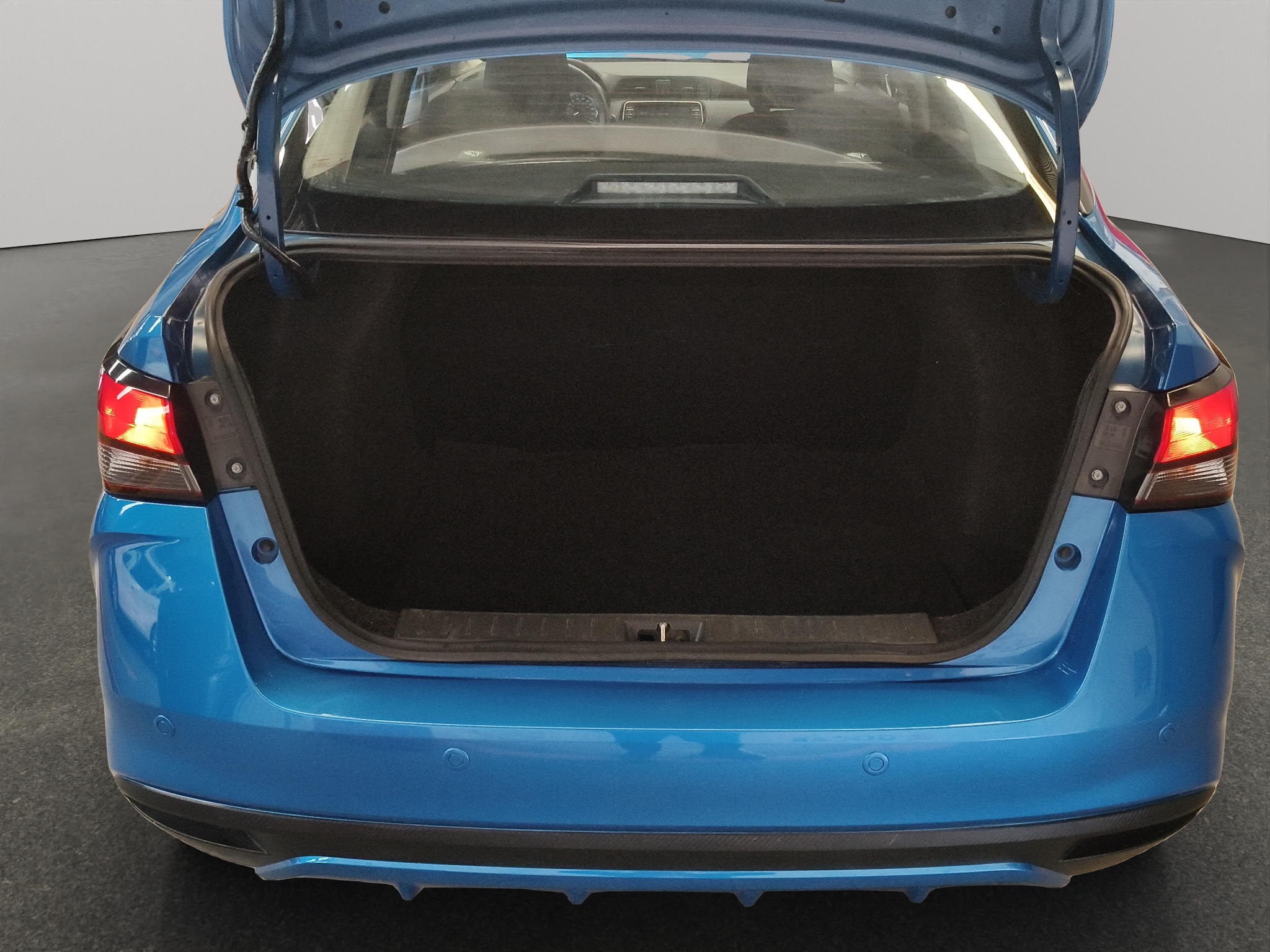 Nissan Versa 4 pts. Sense, TM5, a/ac., R-15 (línea anterior) 2025