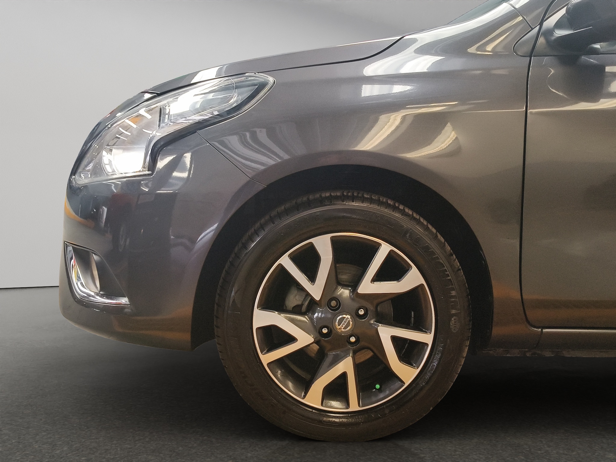 Nissan Versa 4 pts. Advance, TA, a/ac., VE, f. niebla, RA-16 (línea anterior) 2019