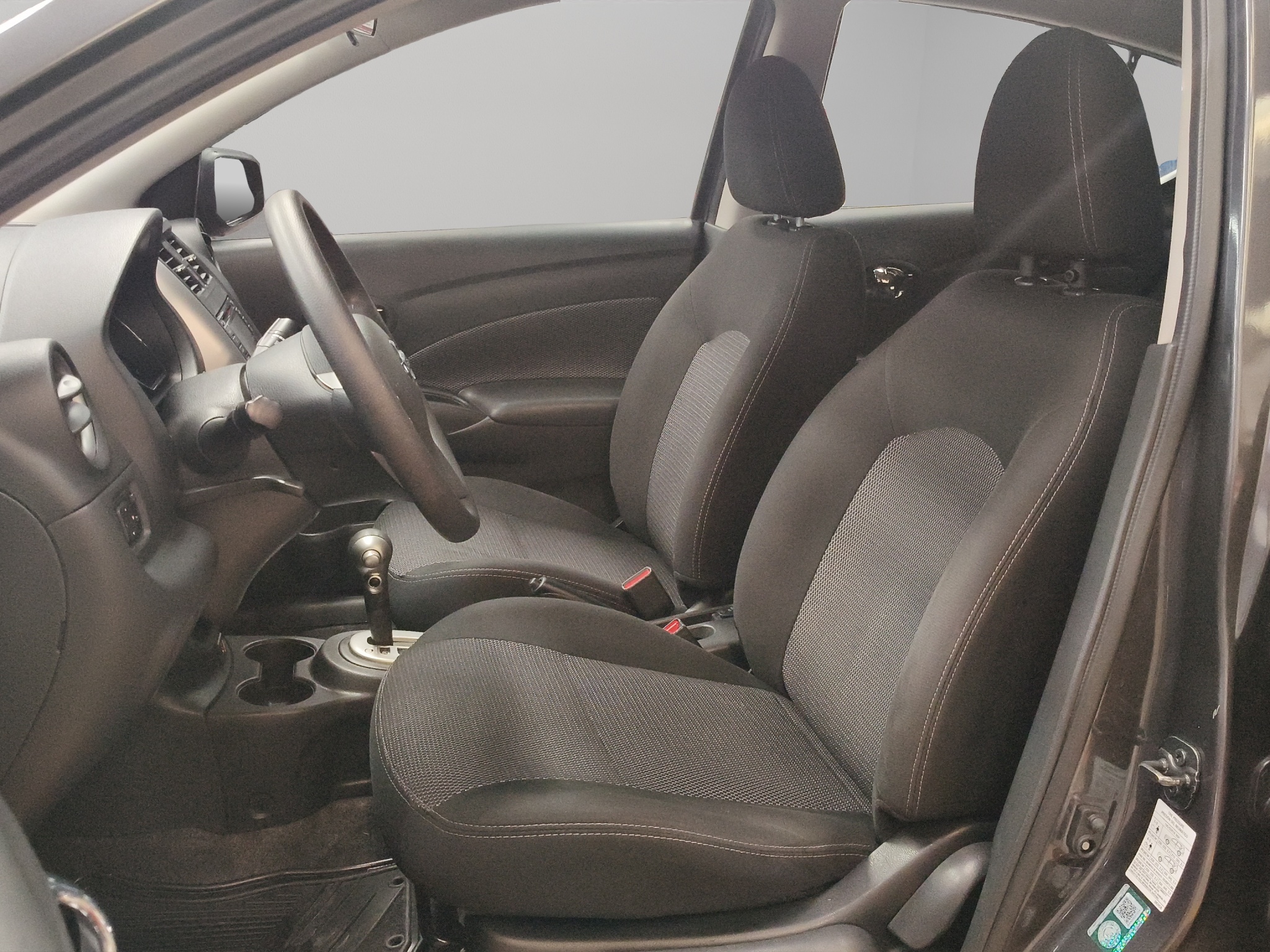 Nissan Versa 4 pts. Advance, TA, a/ac., VE, f. niebla, RA-16 (línea anterior) 2019