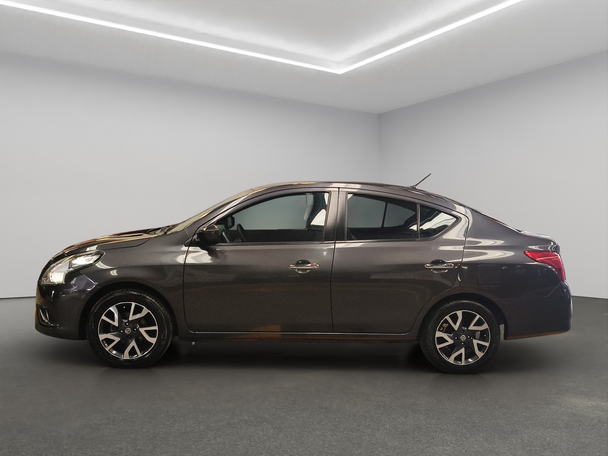Nissan Versa 4 pts. Advance, TA, a/ac., VE, f. niebla, RA-16 (línea anterior) 2019