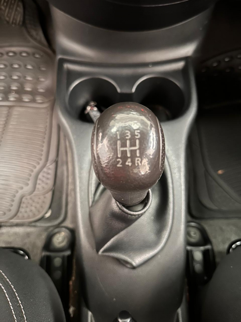 Nissan Versa 4 pts. Sense, TM5, a/ac., VE 2016