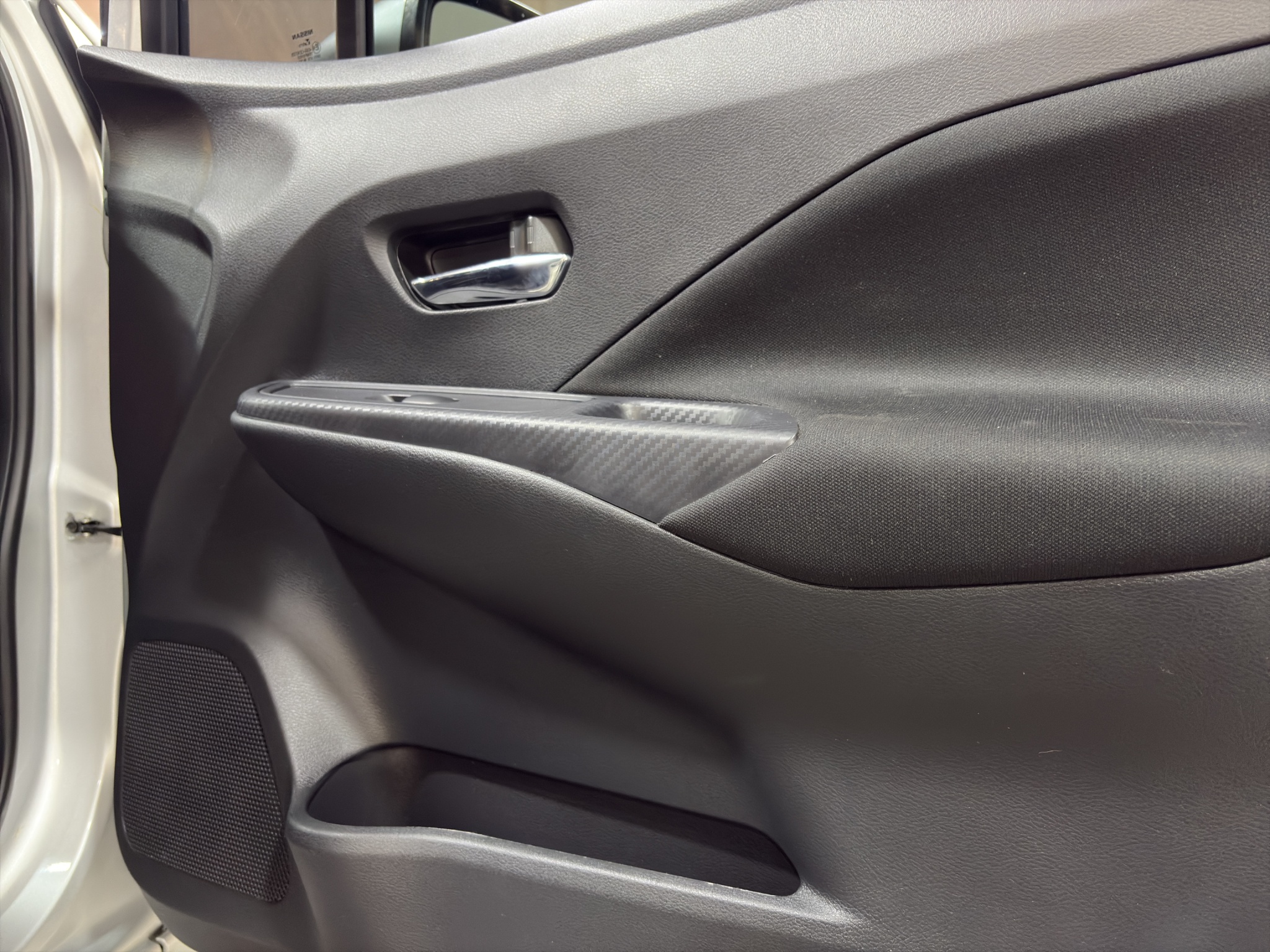 Nissan Versa Lateral izquierdo 21