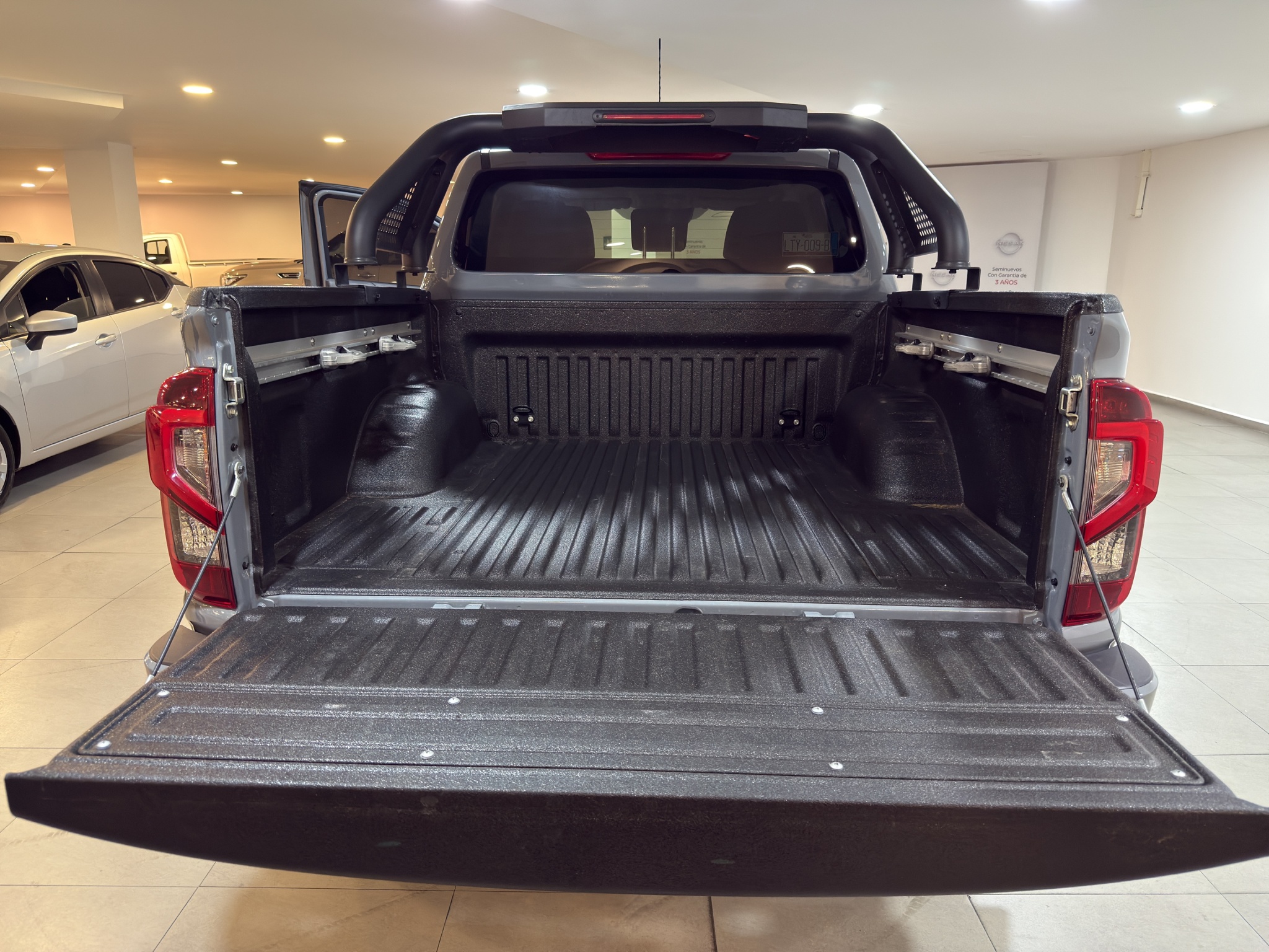 Nissan Comerciales Frontier y NP 300 Frontier Pick-Up 4 pts. Frontier Pro 4x, Doble Cab., L4, 2.5l, TA, a/ac., piel, RA-18, 4x4 2024
