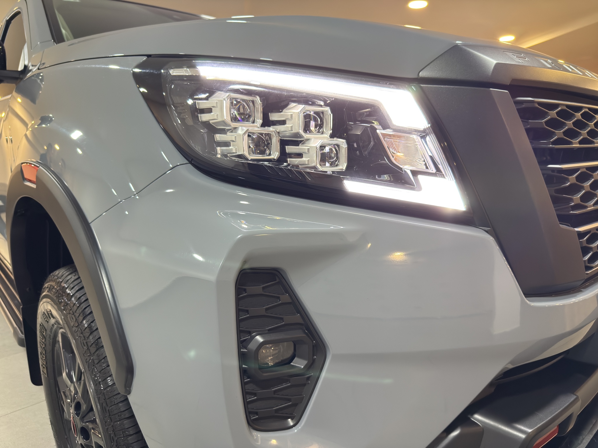 Nissan Comerciales Frontier y NP 300 Frontier Pick-Up 4 pts. Frontier Pro 4x, Doble Cab., L4, 2.5l, TA, a/ac., piel, RA-18, 4x4 2024