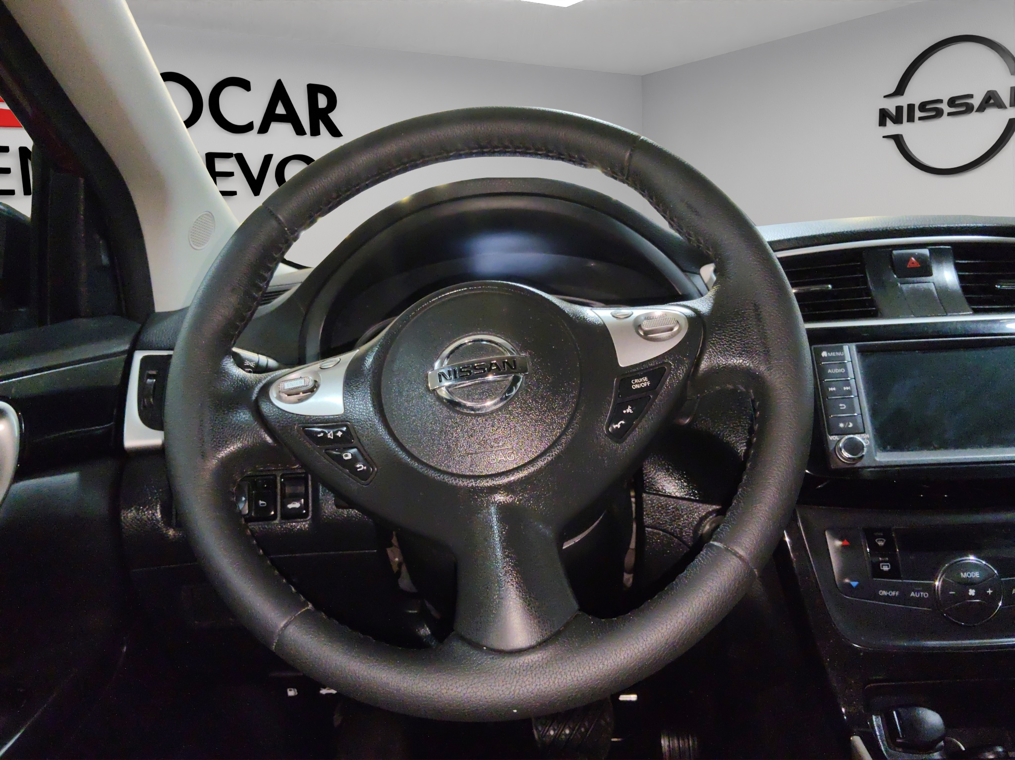 Nissan Sentra 4 pts. Exclusive, TA, a/ac. Aut., piel, QC, GPS, f. led, RA-17 (línea anterior) 2019