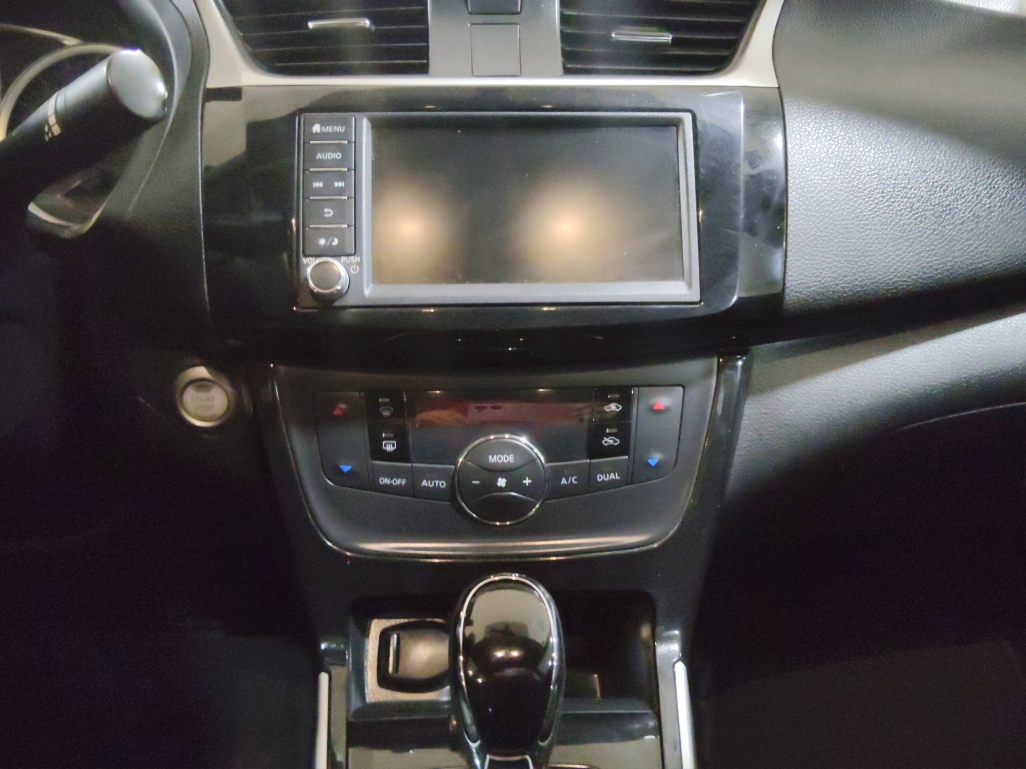 Nissan Sentra 4 pts. Exclusive, TA, a/ac. Aut., piel, QC, GPS, f. led, RA-17 (línea anterior) 2019