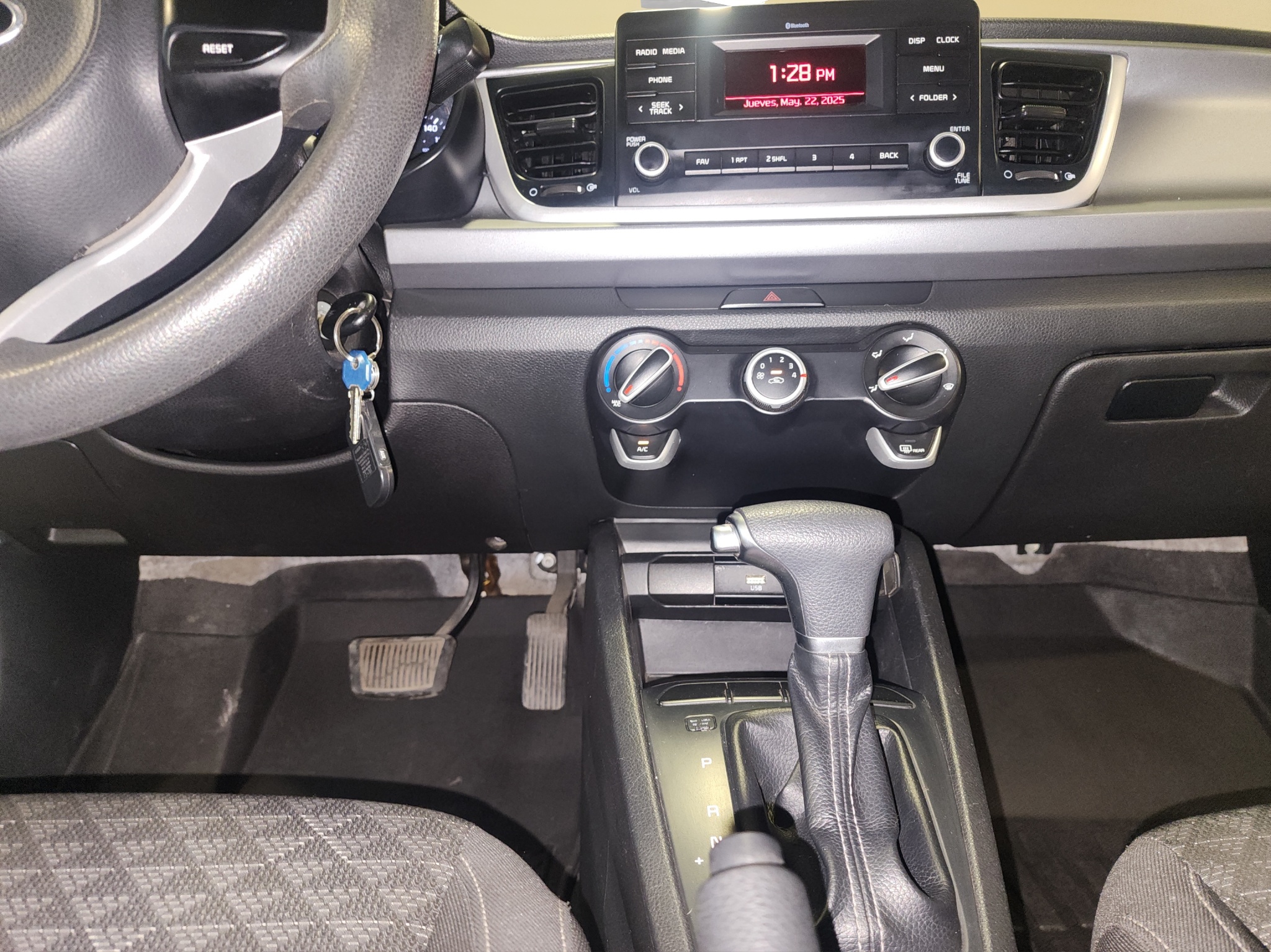 KIA Rio 4 pts. L, AT6, VE del., R-15 2021