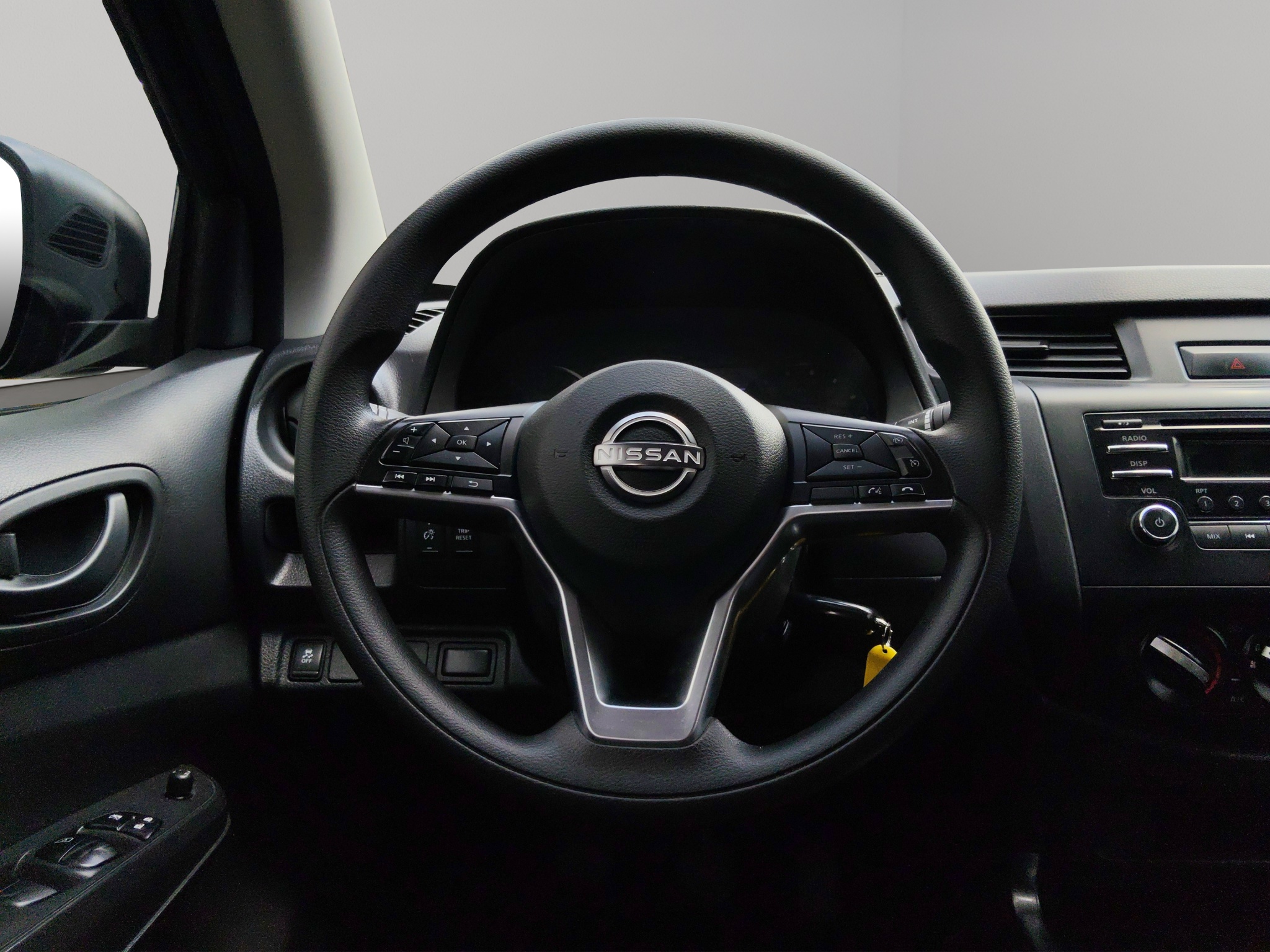 Nissan Comerciales Frontier y NP 300 Frontier Pick-Up 4 pts. Frontier XE, Doble Cab., L4, 2.5l, TM6, a/ac., VE, R-17 2024