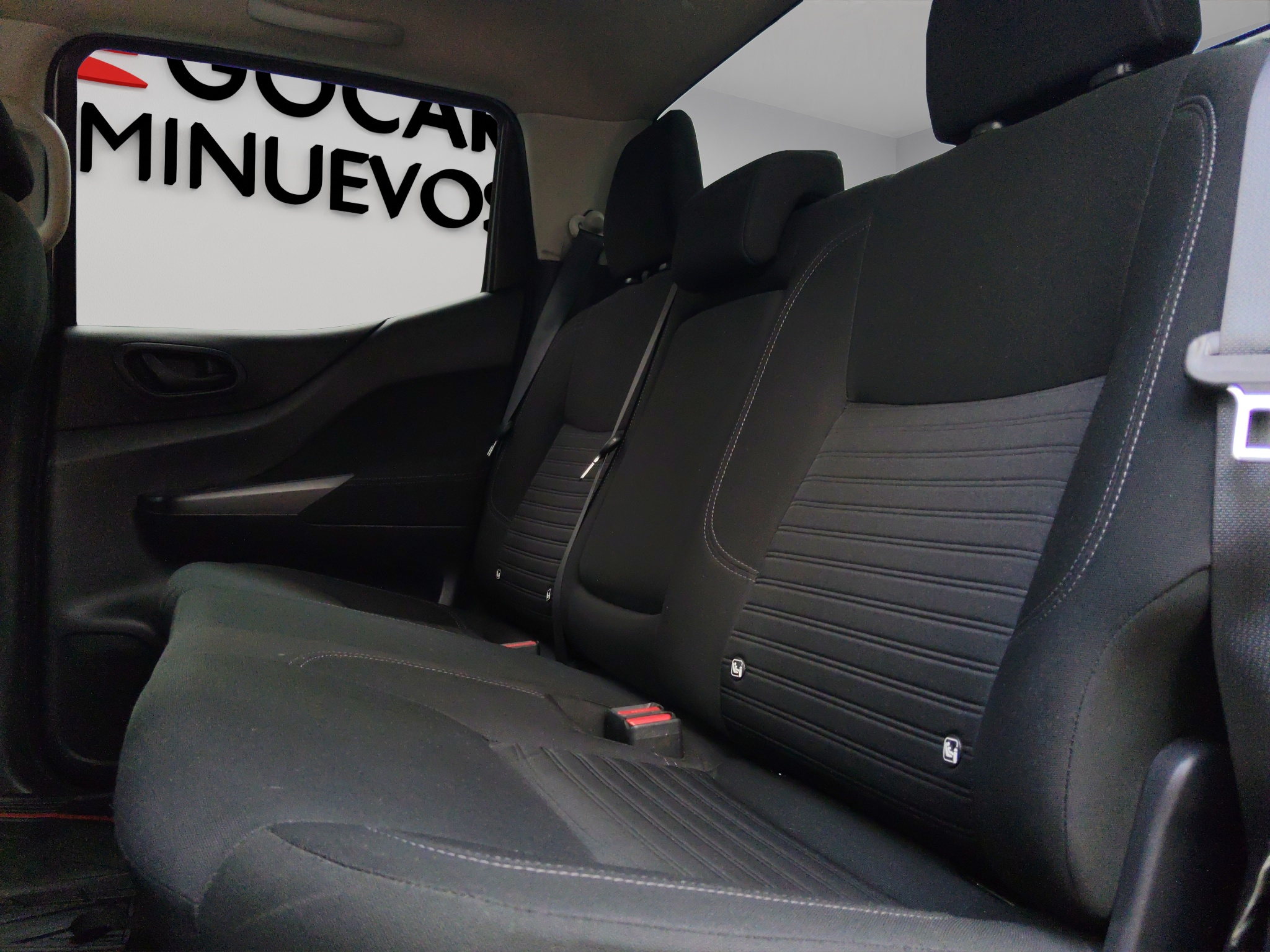 Nissan Comerciales Frontier y NP 300 Frontier Pick-Up 4 pts. Frontier XE, Doble Cab., L4, 2.5l, TM6, a/ac., VE, R-17 2024