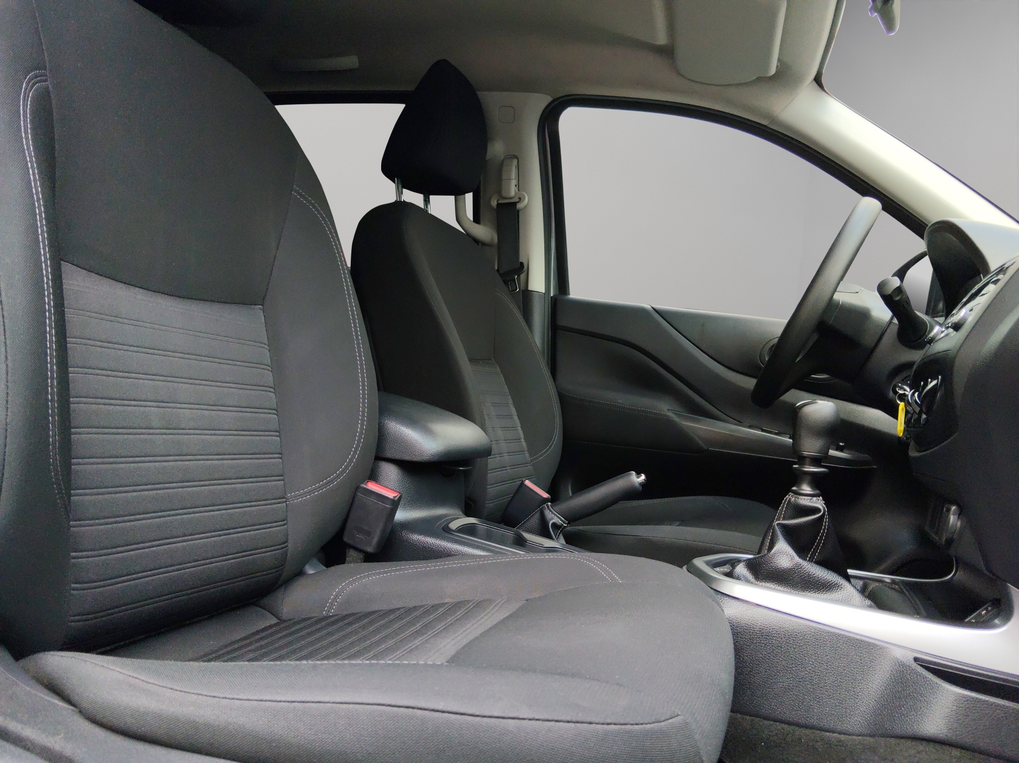 Nissan Comerciales Frontier y NP 300 Frontier Pick-Up 4 pts. Frontier XE, Doble Cab., L4, 2.5l, TM6, a/ac., VE, R-17 2024