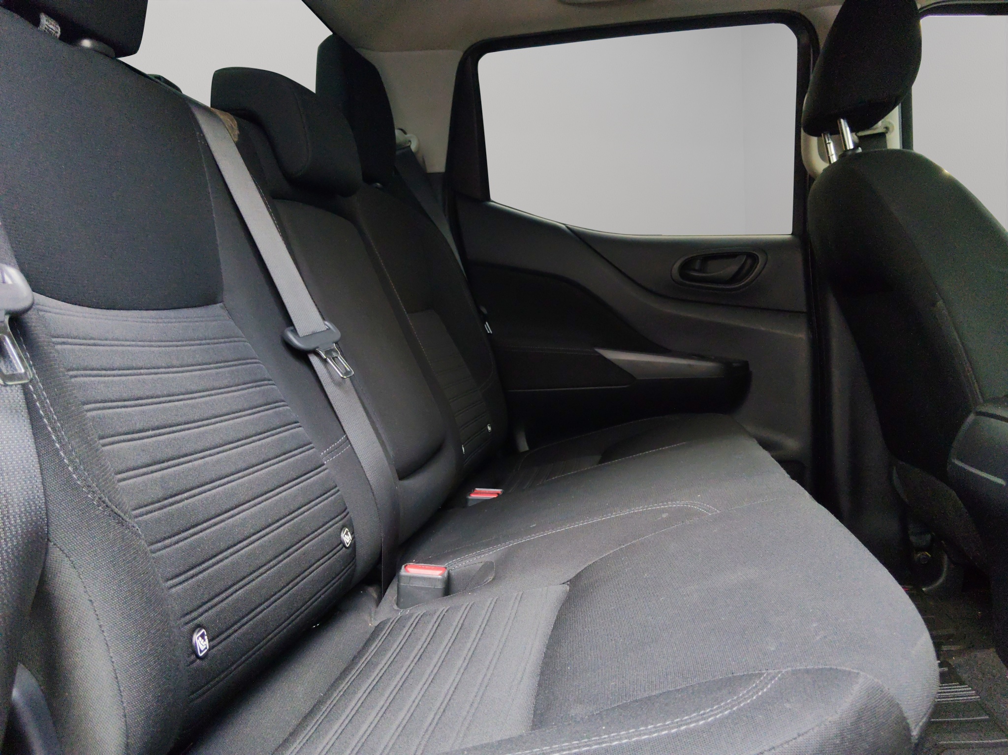 Nissan Comerciales Frontier y NP 300 Frontier Pick-Up 4 pts. Frontier XE, Doble Cab., L4, 2.5l, TM6, a/ac., VE, R-17 2024