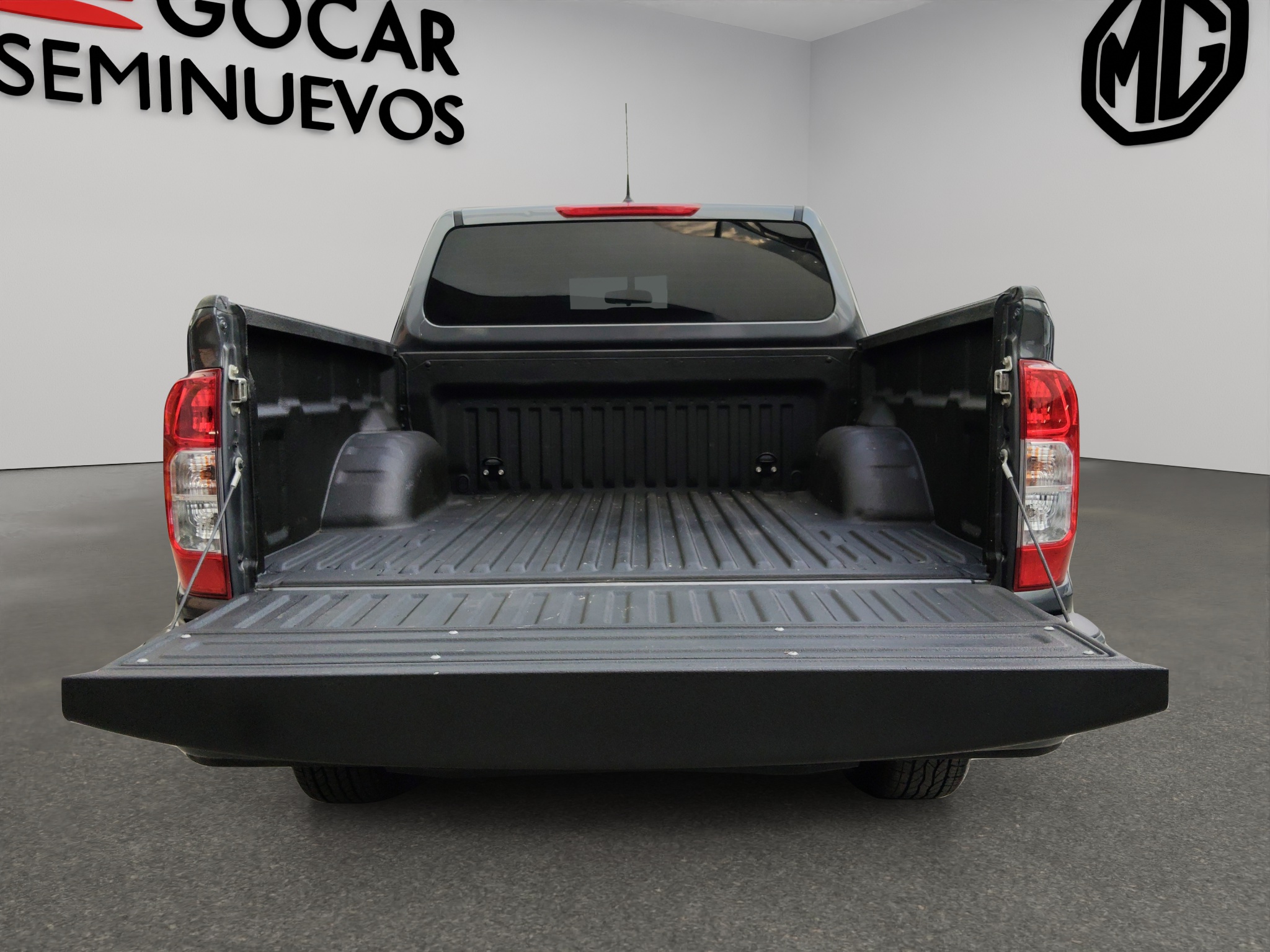 Nissan Comerciales Frontier y NP 300 Frontier Pick-Up 4 pts. Frontier XE, Doble Cab., L4, 2.5l, TM6, a/ac., VE, R-17 2024