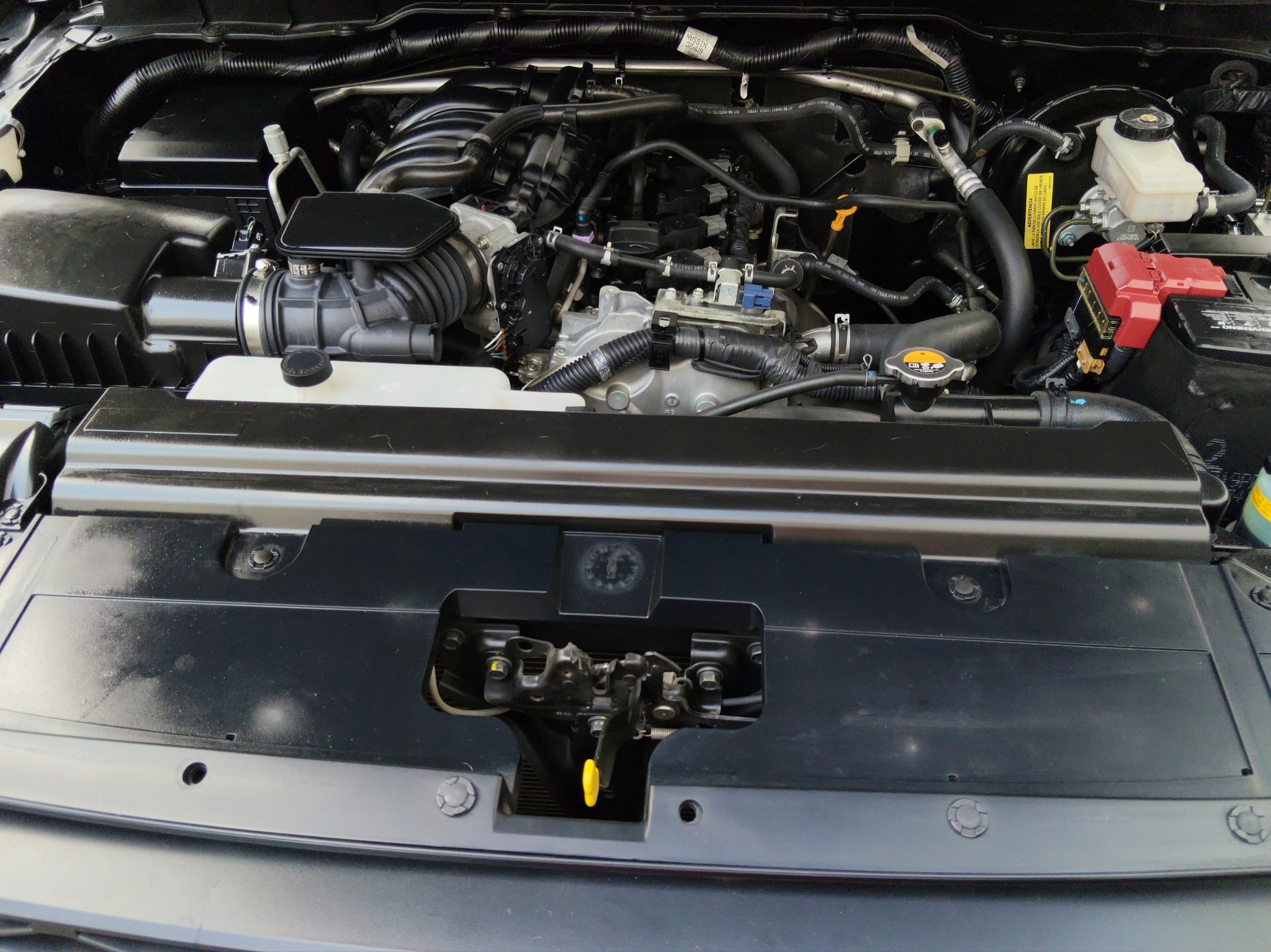 Nissan Comerciales Frontier y NP 300 Frontier Pick-Up 4 pts. Frontier XE, Doble Cab., L4, 2.5l, TM6, a/ac., VE, R-17 2024