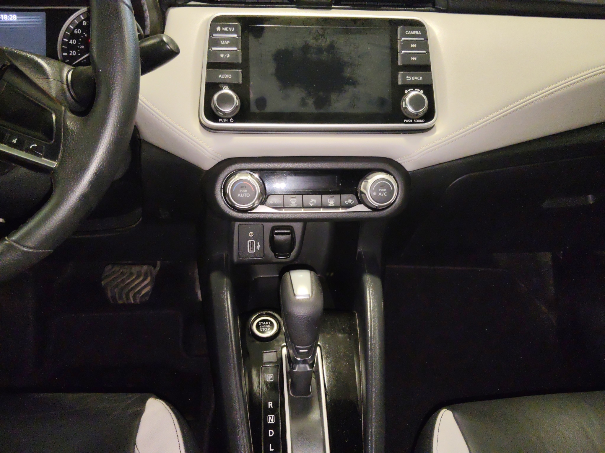 Nissan Versa 4 pts. Platinum, CVT, a/ac. Aut., VE, piel, GPS, f. led, RA-17 (línea nueva) 2020