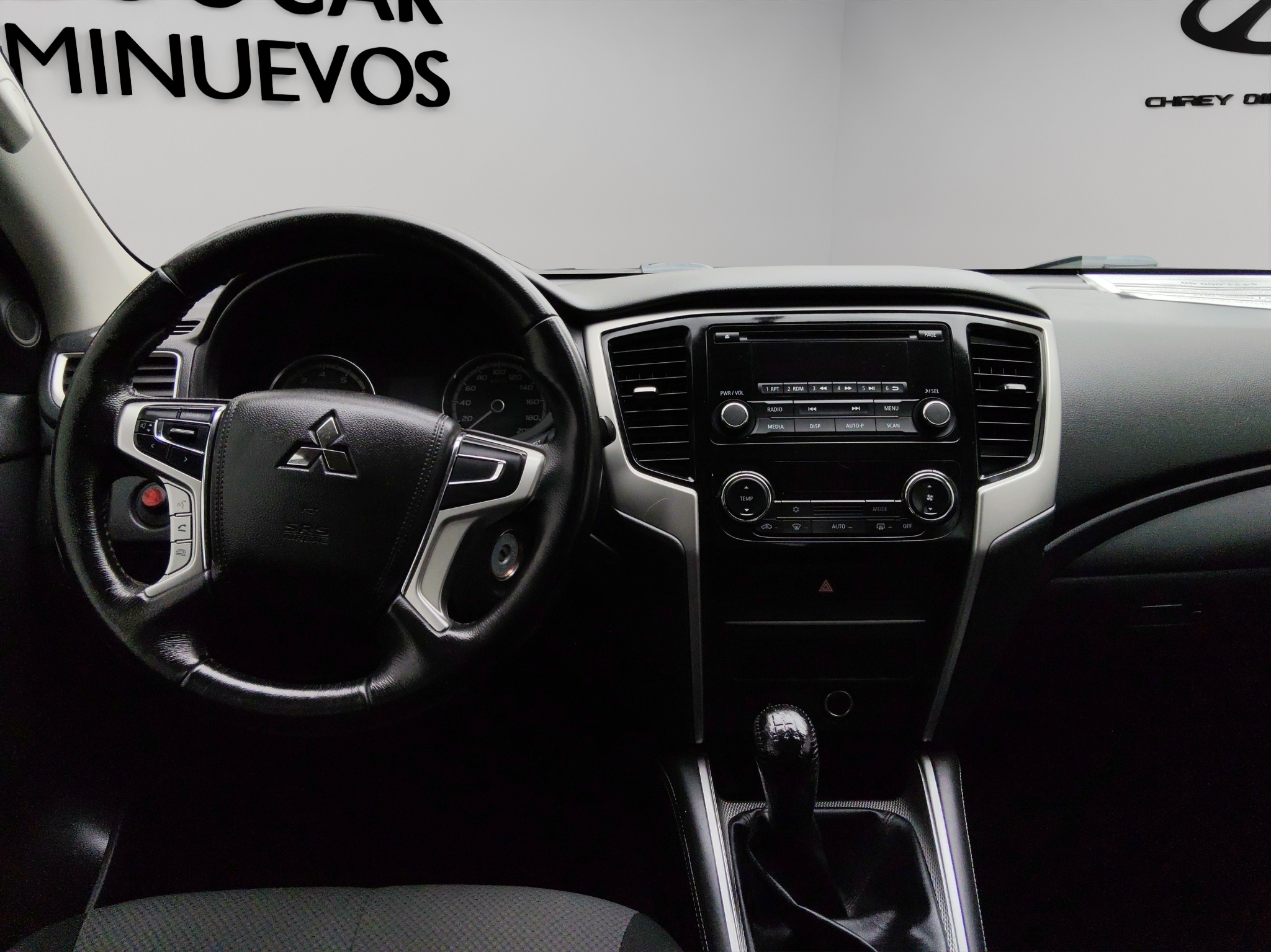 Mitsubishi Comerciales L200 Pick-Up 4 pts. GLX, Doble Cab., 2.4l, TM5 (línea anterior) 2024