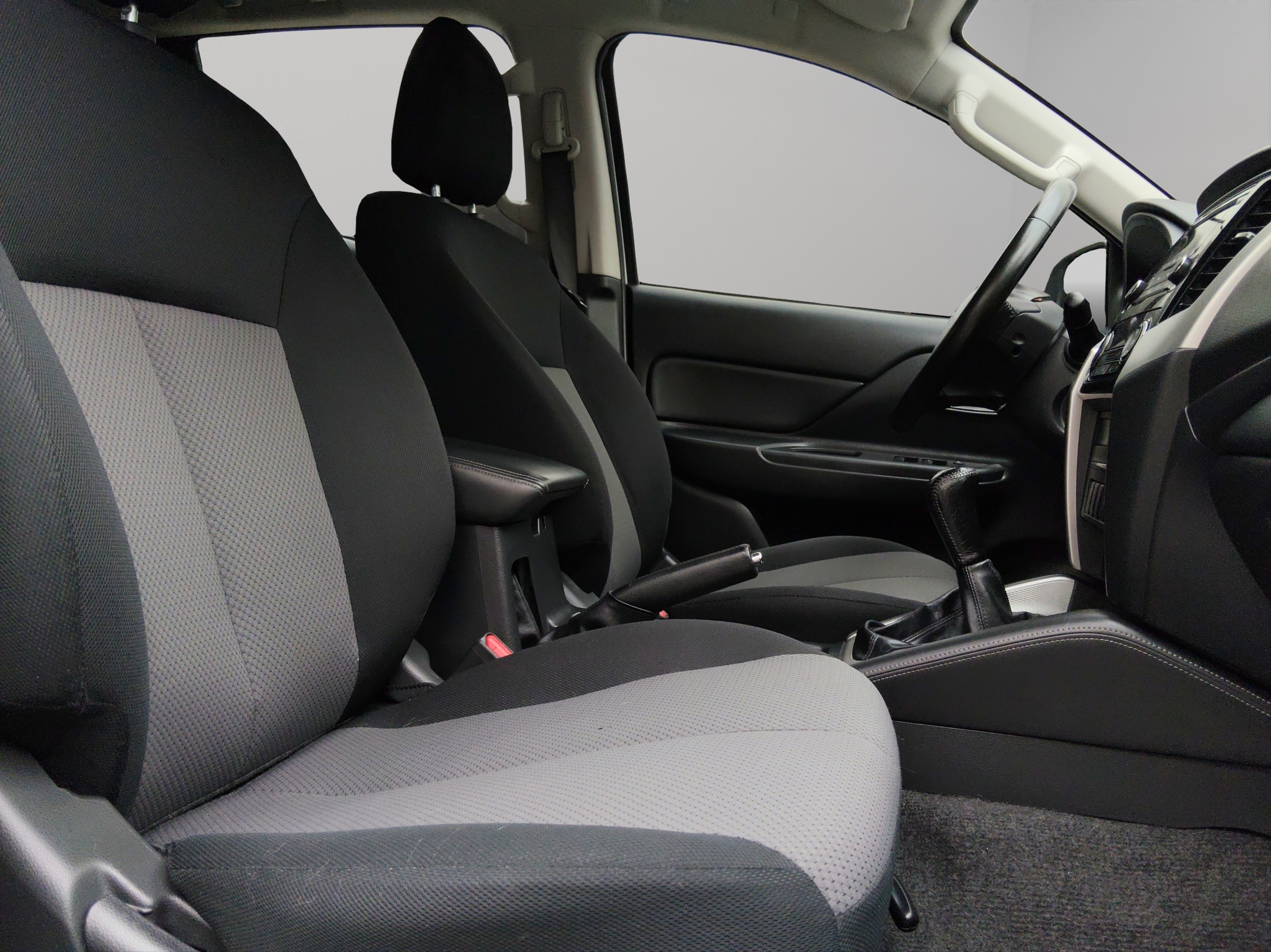 Mitsubishi Comerciales L200 Pick-Up 4 pts. GLX, Doble Cab., 2.4l, TM5 (línea anterior) 2024