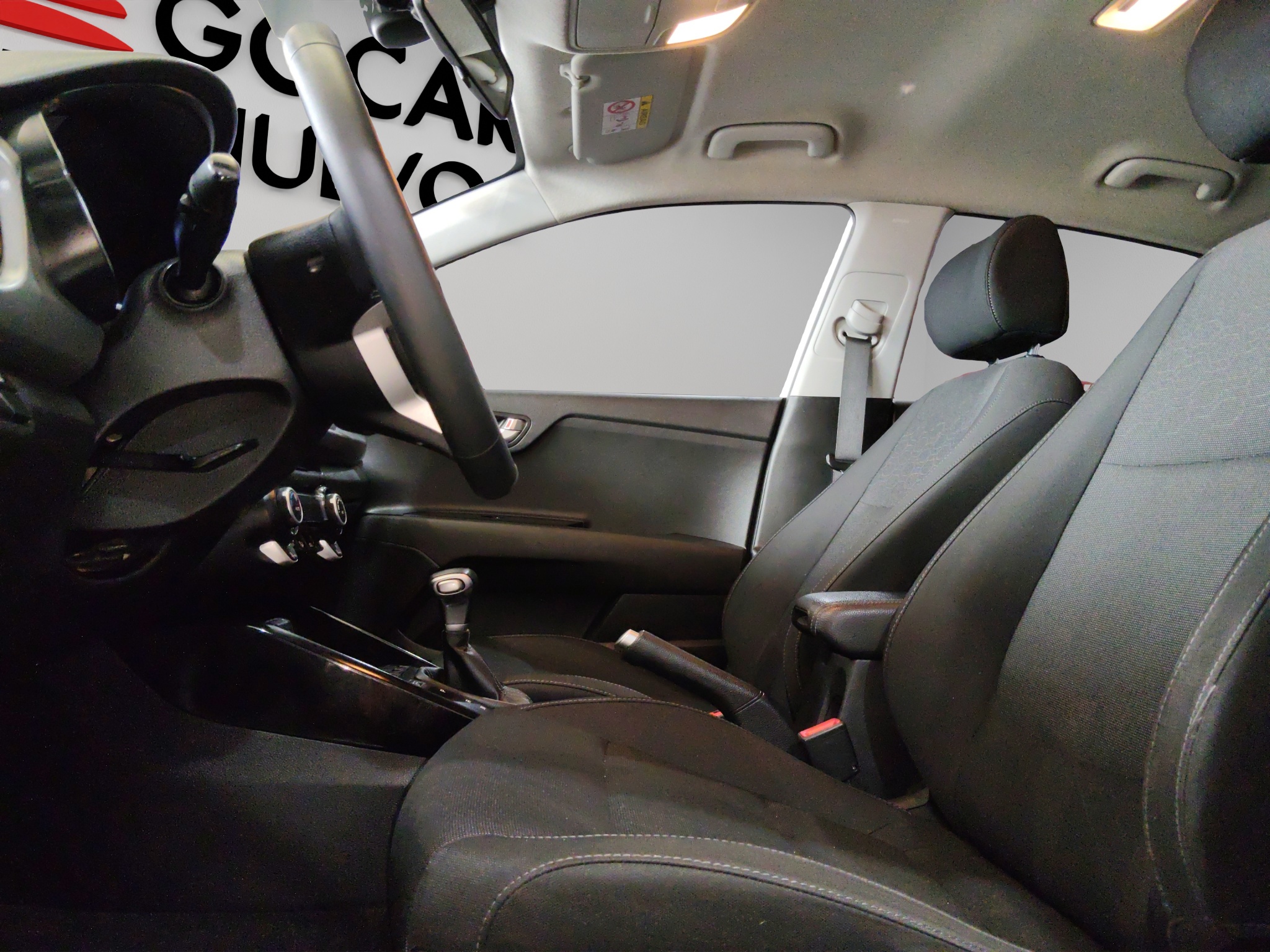 KIA Rio 5 pts. HB EX, TA, VE, f. niebla, RA-15 (línea nueva) 2018