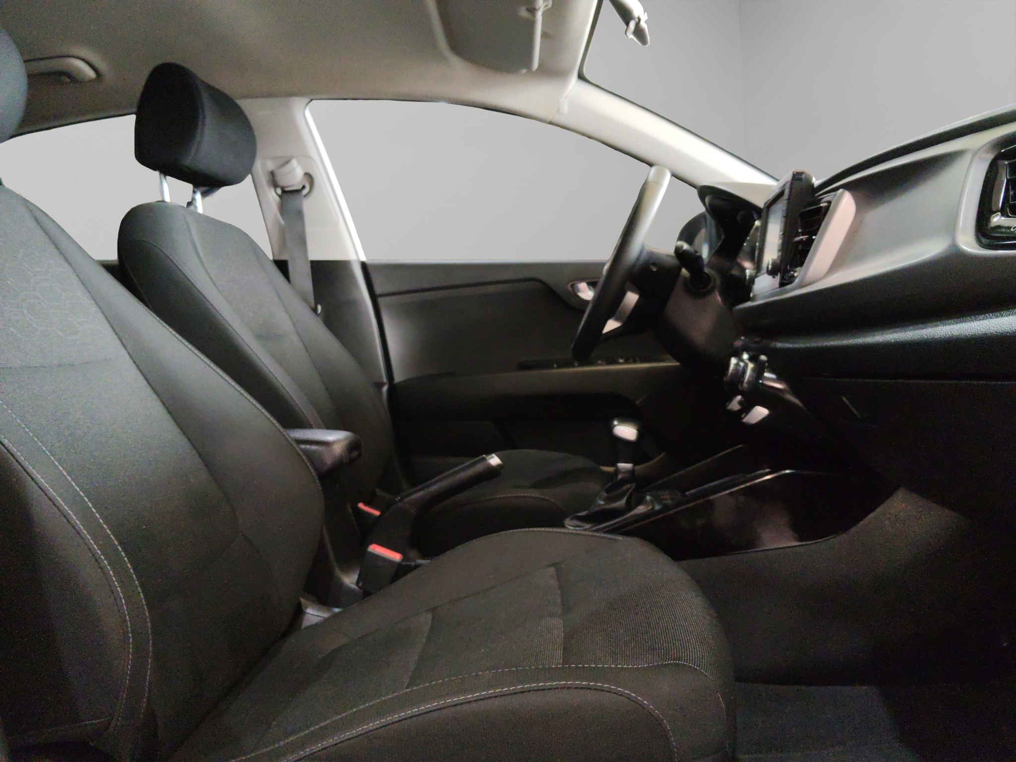 KIA Rio 5 pts. HB EX, TA, VE, f. niebla, RA-15 (línea nueva) 2018