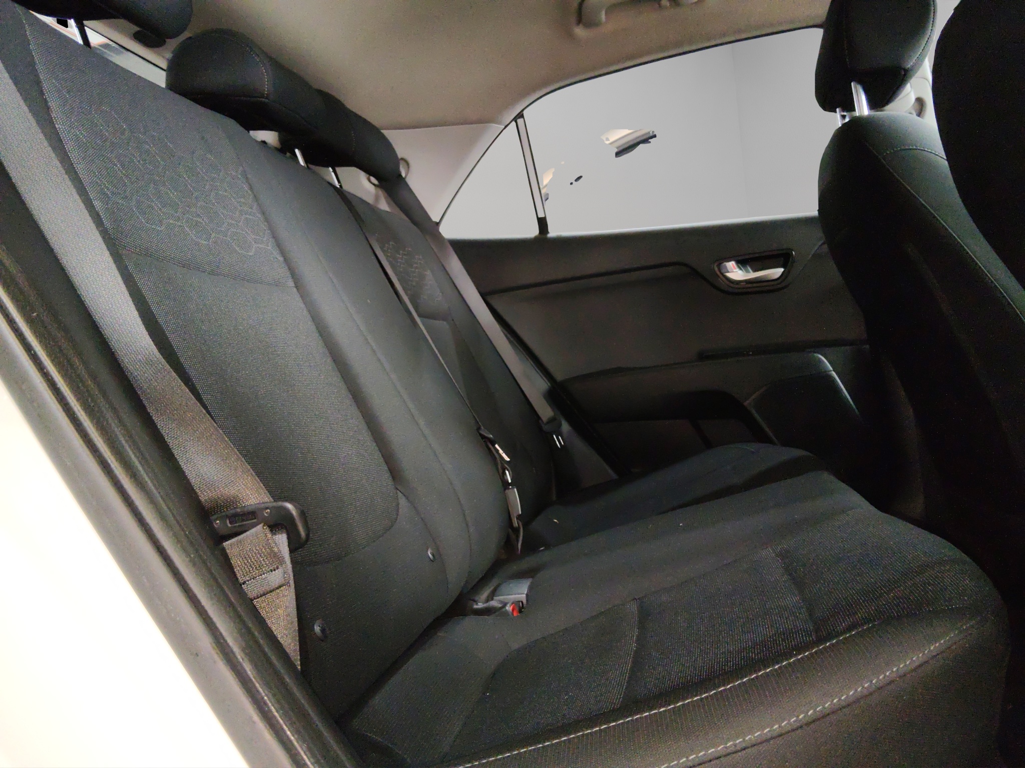 KIA Rio 5 pts. HB EX, TA, VE, f. niebla, RA-15 (línea nueva) 2018