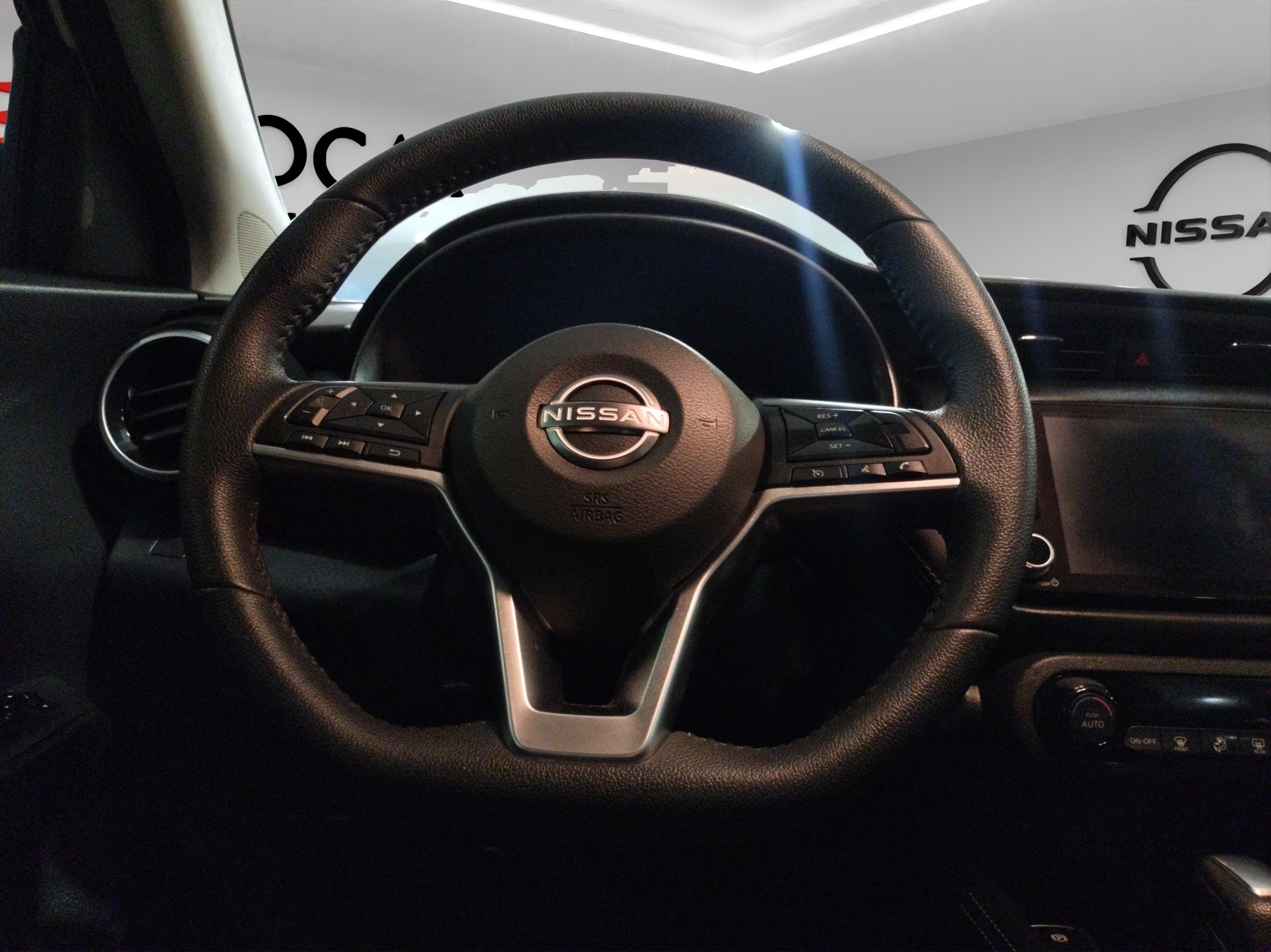 Nissan Kicks  5 pts. Platinum, 1.6l, TA, a/ac. Aut., piel, GPS, RA-18 (línea anterior) 2024
