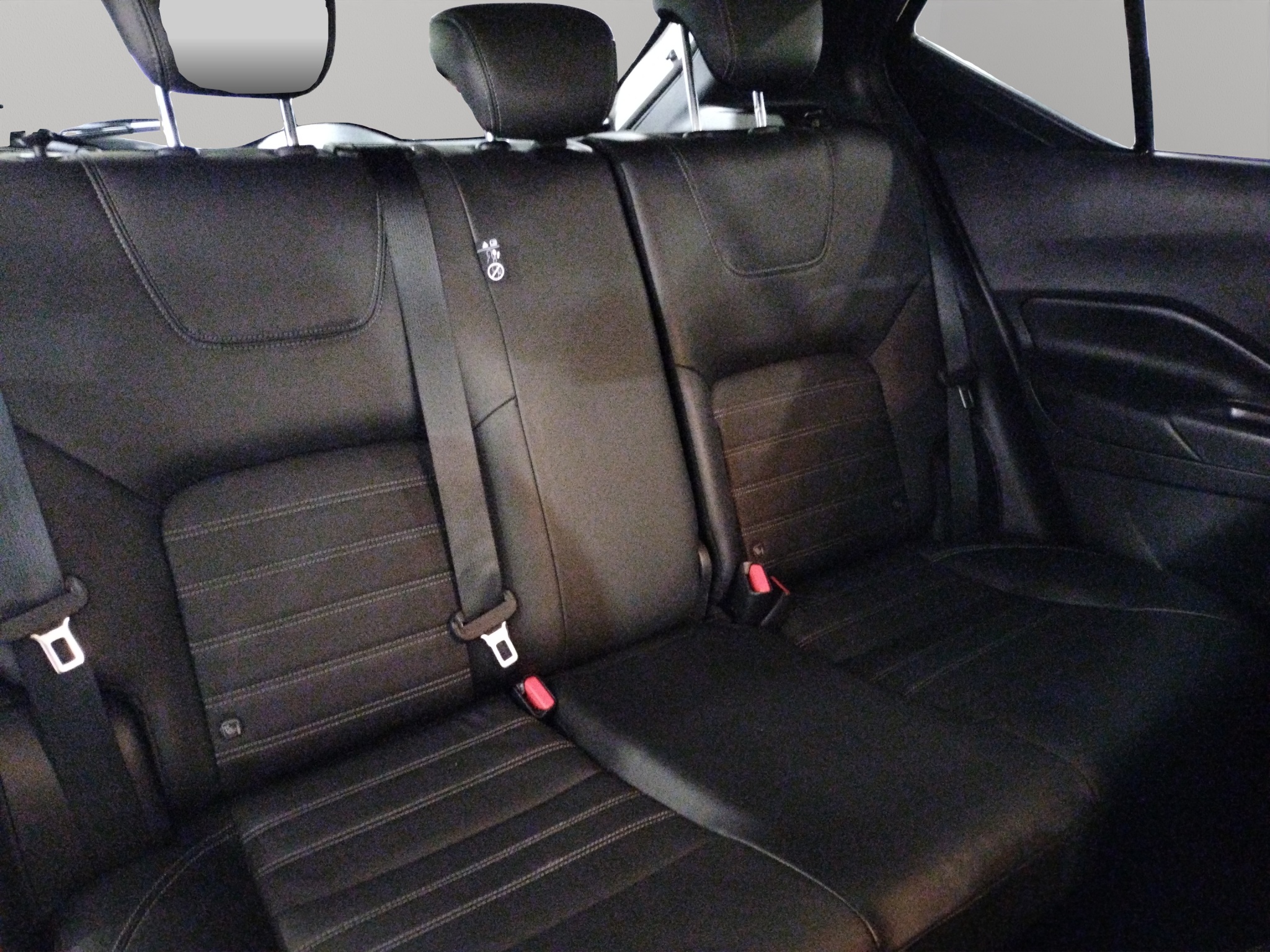 Nissan Kicks  5 pts. Platinum, 1.6l, TA, a/ac. Aut., piel, GPS, RA-18 (línea anterior) 2024
