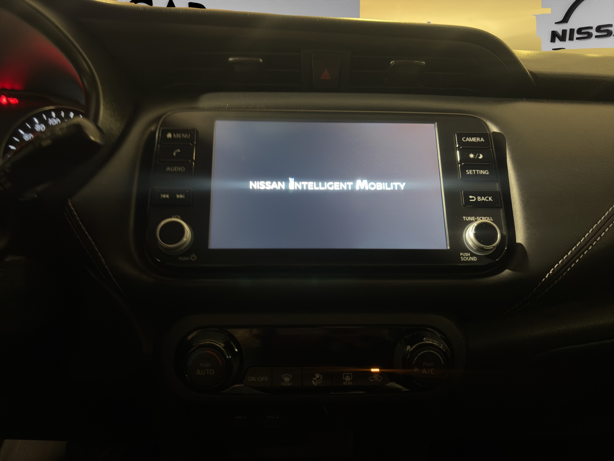 Nissan Kicks  5 pts. Platinum, 1.6l, TA, a/ac. Aut., piel, GPS, RA-18 (línea anterior) 2024