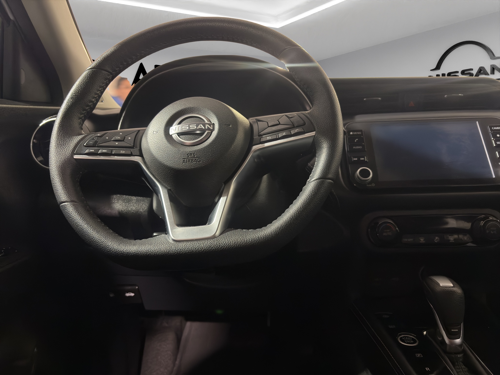 Nissan Kicks  5 pts. Platinum, 1.6l, TA, a/ac. Aut., piel, GPS, RA-18 (línea anterior) 2024