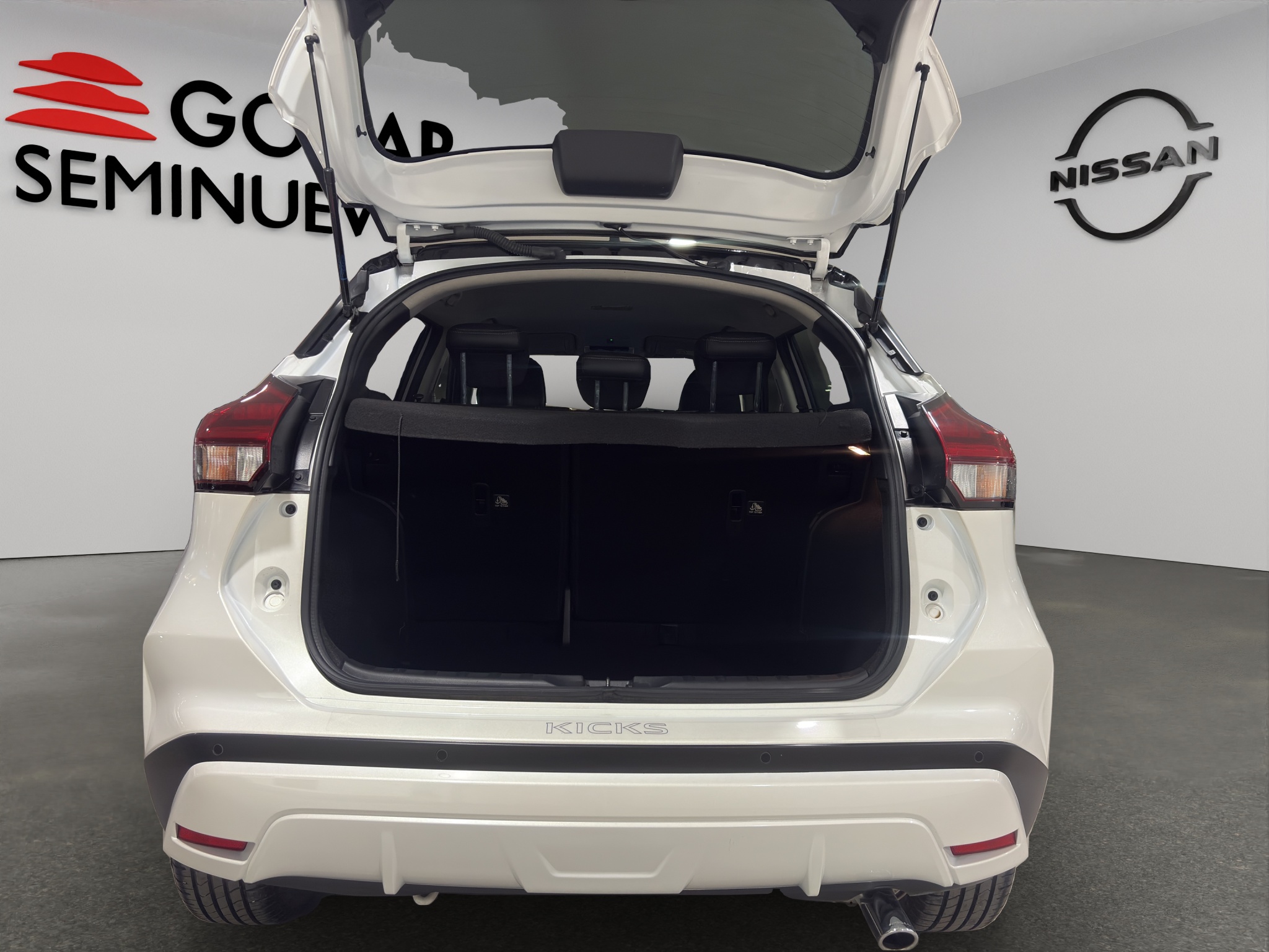 Nissan Kicks  5 pts. Platinum, 1.6l, TA, a/ac. Aut., piel, GPS, RA-18 (línea anterior) 2024