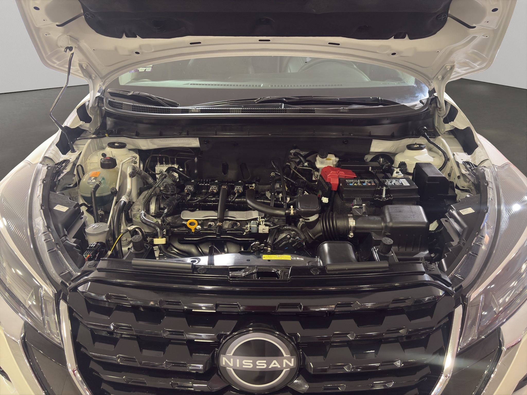 Nissan Kicks  5 pts. Platinum, 1.6l, TA, a/ac. Aut., piel, GPS, RA-18 (línea anterior) 2024
