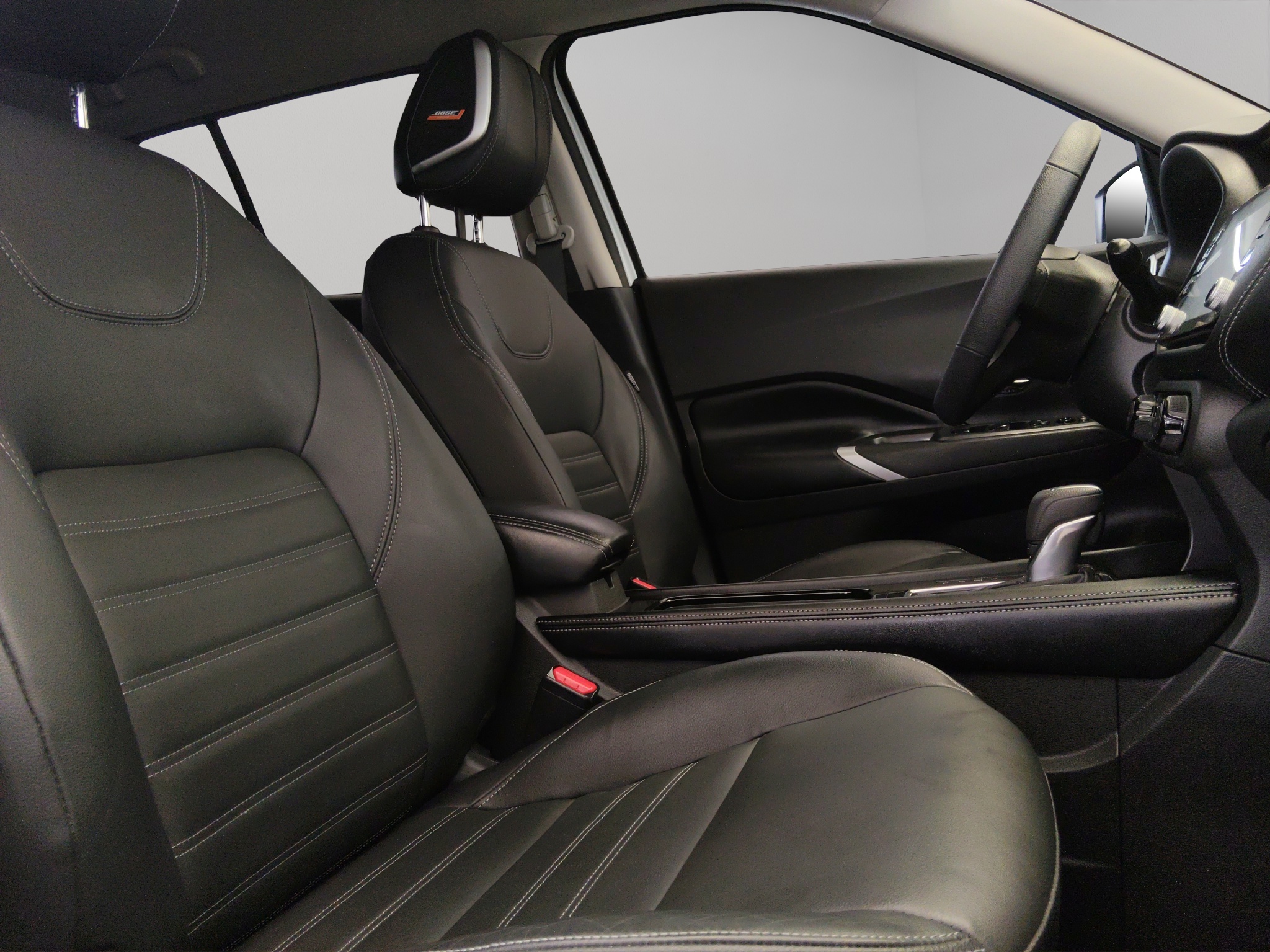 Nissan Kicks  5 pts. Exclusive, 1.6l, TA, a/ac. Aut., piel, GPS, RA-17 (línea anterior) 2024