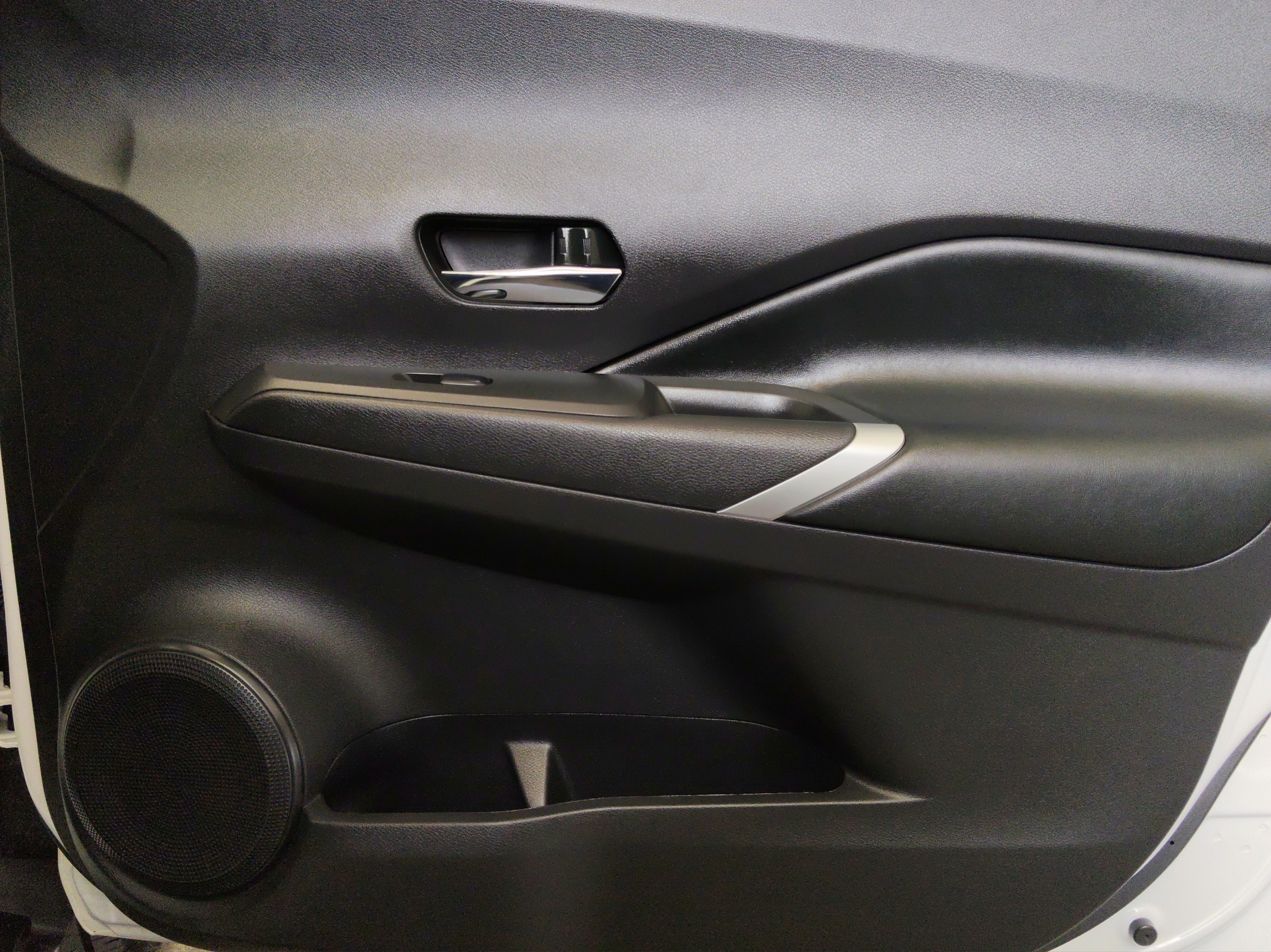 Nissan Kicks  5 pts. Exclusive, 1.6l, TA, a/ac. Aut., piel, GPS, RA-17 (línea anterior) 2024