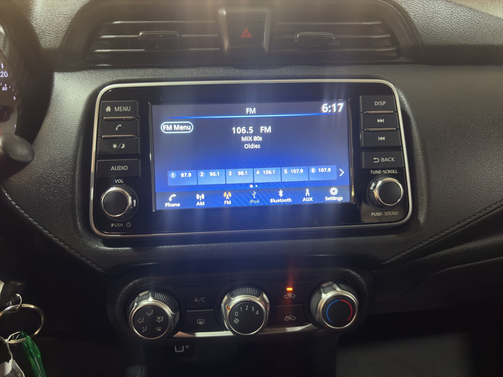 Nissan Versa Atrás 20