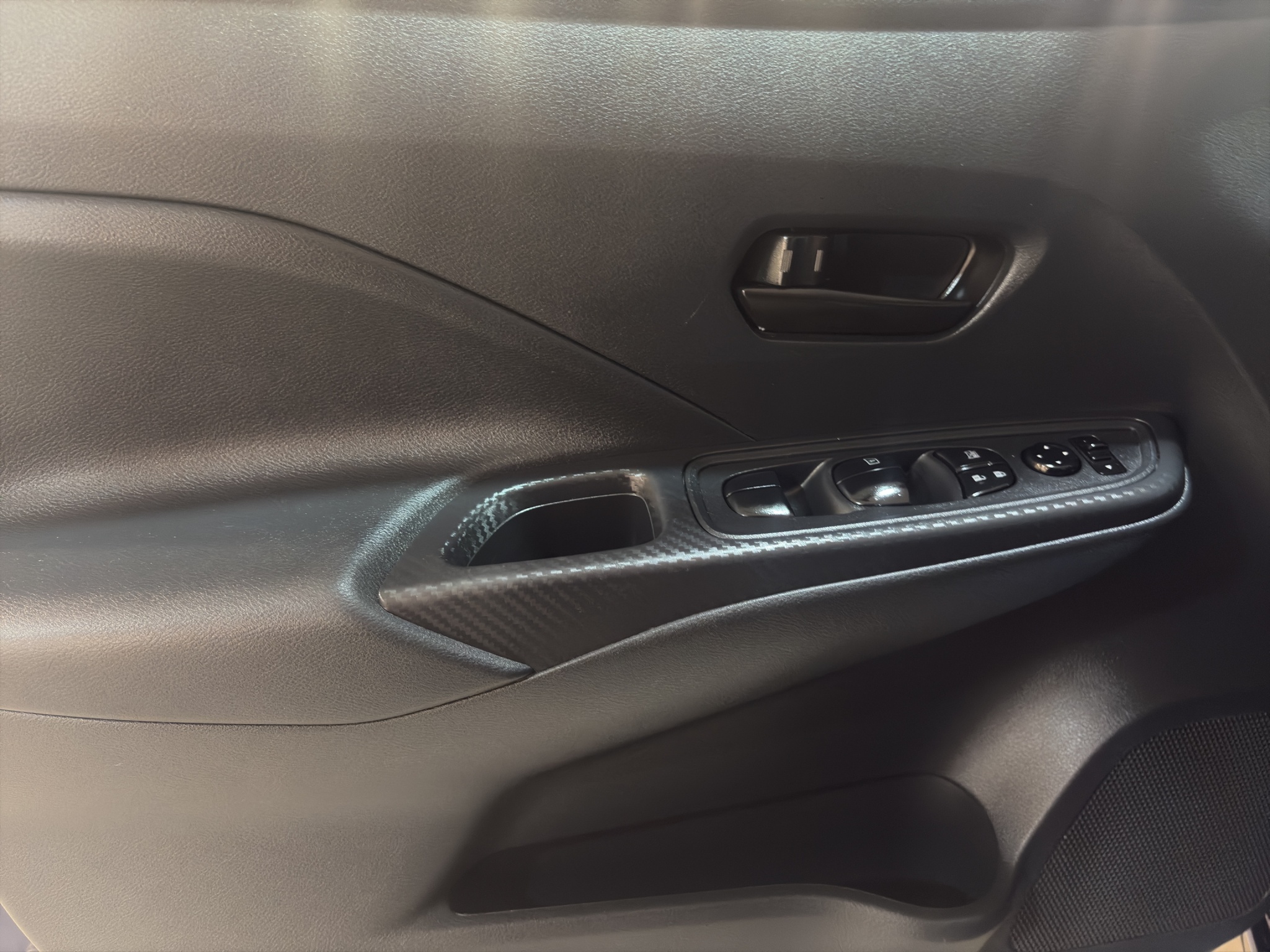 Nissan Versa Lateral derecho 6