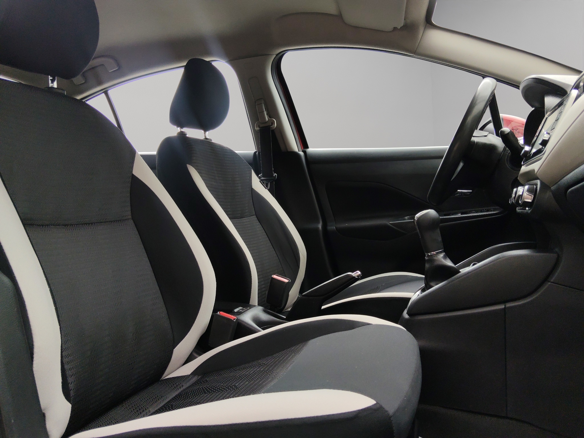 Nissan Versa 4 pts. Advance, TM5, a/ac., VE, f. niebla, RA-16 2021