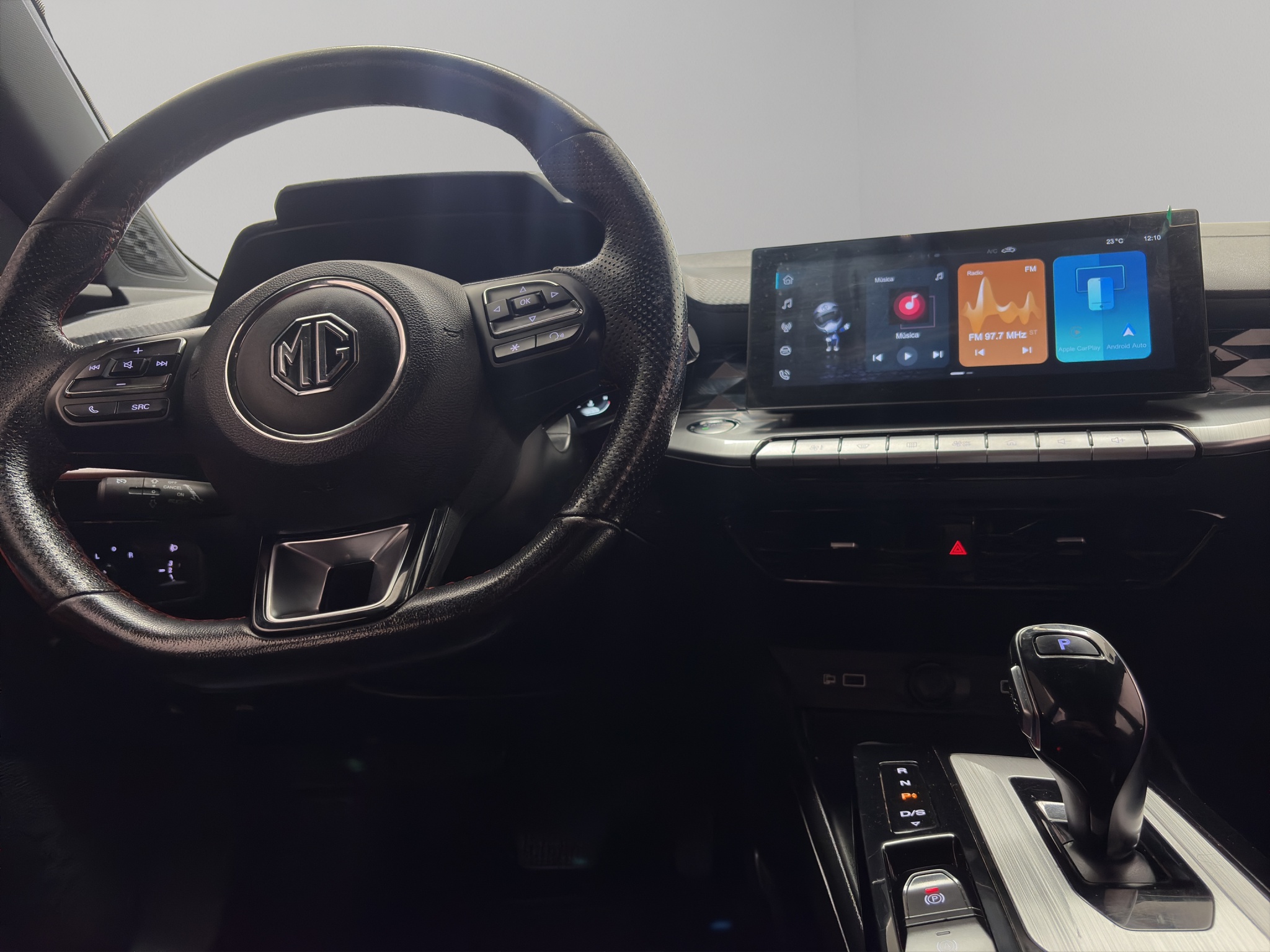 MG GT 4 pts. Alpha, 1.5T, TA, piel, QC, cambios al volante, RA-17 2024