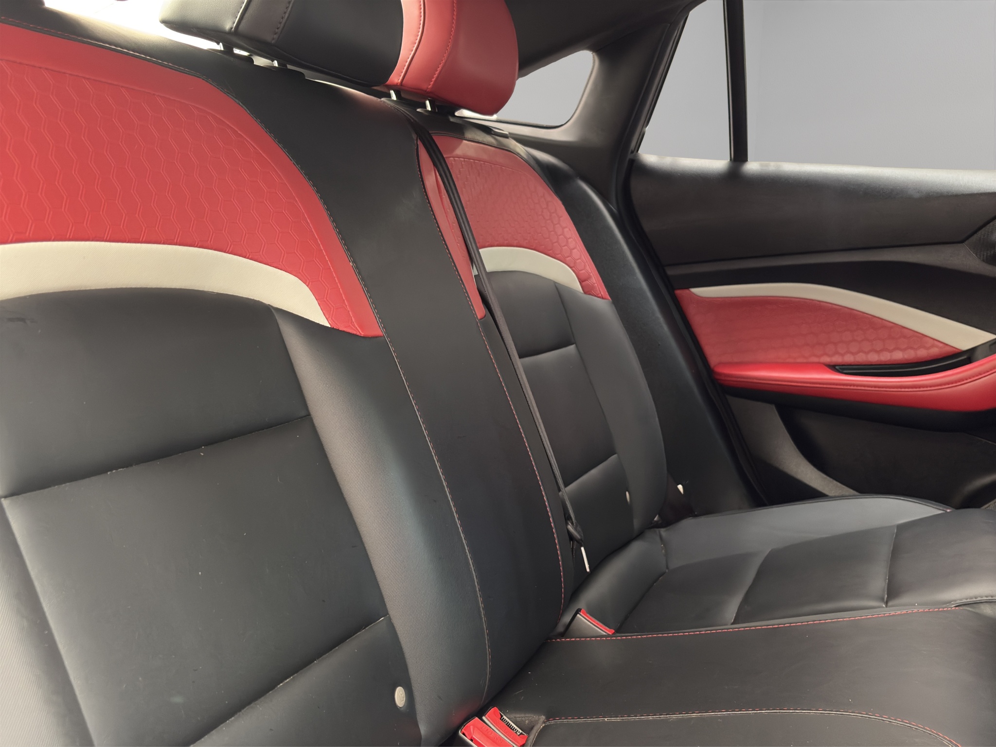 MG GT 4 pts. Alpha, 1.5T, TA, piel, QC, cambios al volante, RA-17 2024