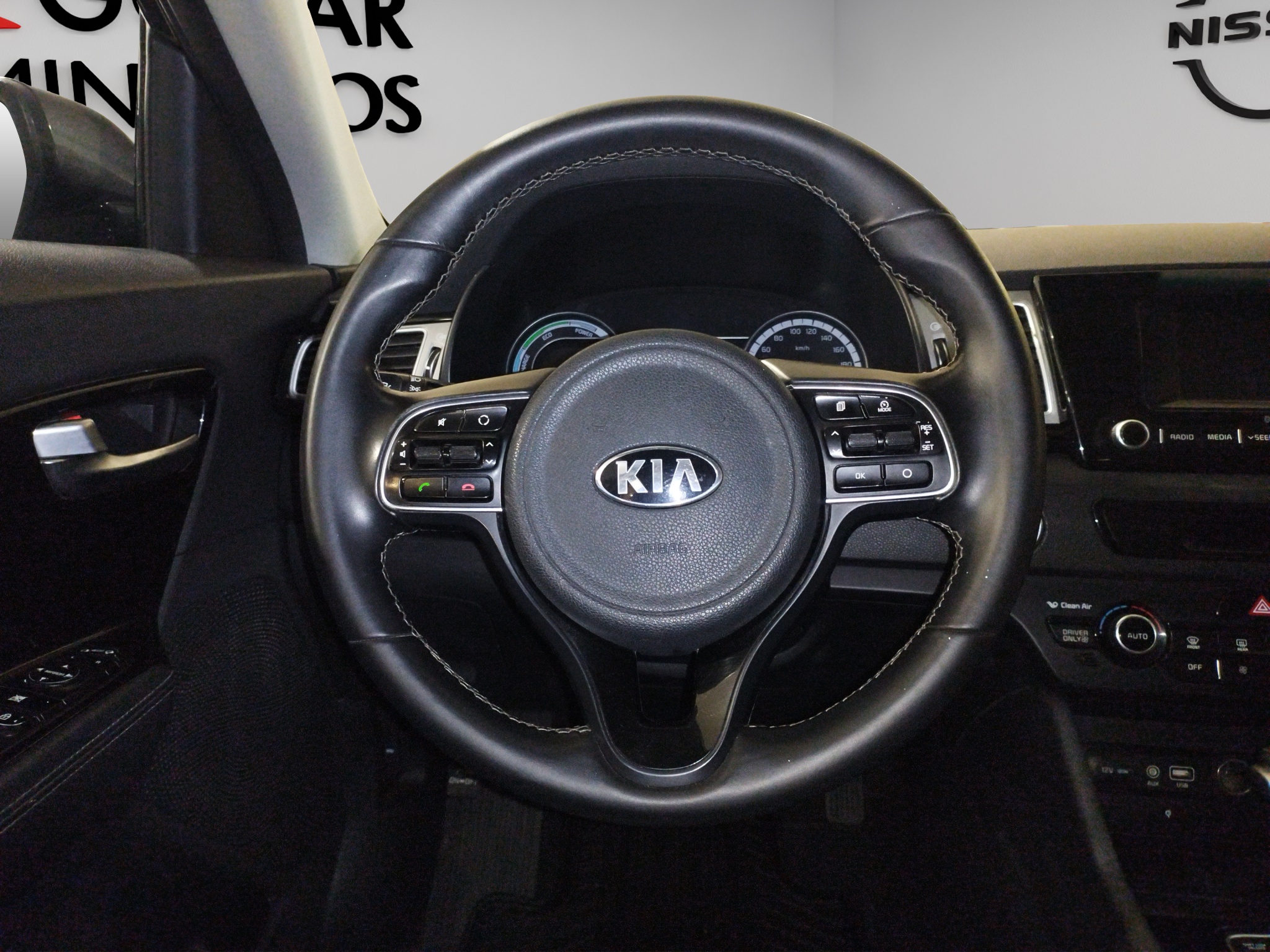 KIA Niro VUD 5 pts. EX, HEV, TA, a/ac., piel, QC, f. xenón, RA-18 2017