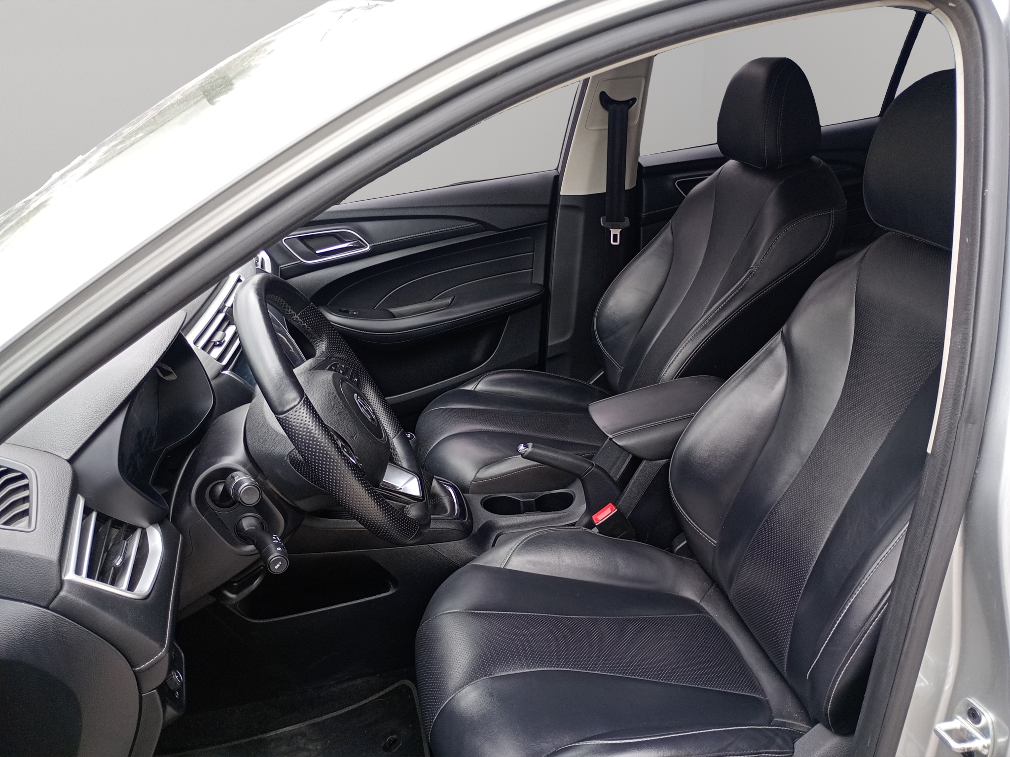MG MG5 4 pts. Elegance, 1.5l, TM5, VE, piel, QC, RA-16 (línea anterior) 2024