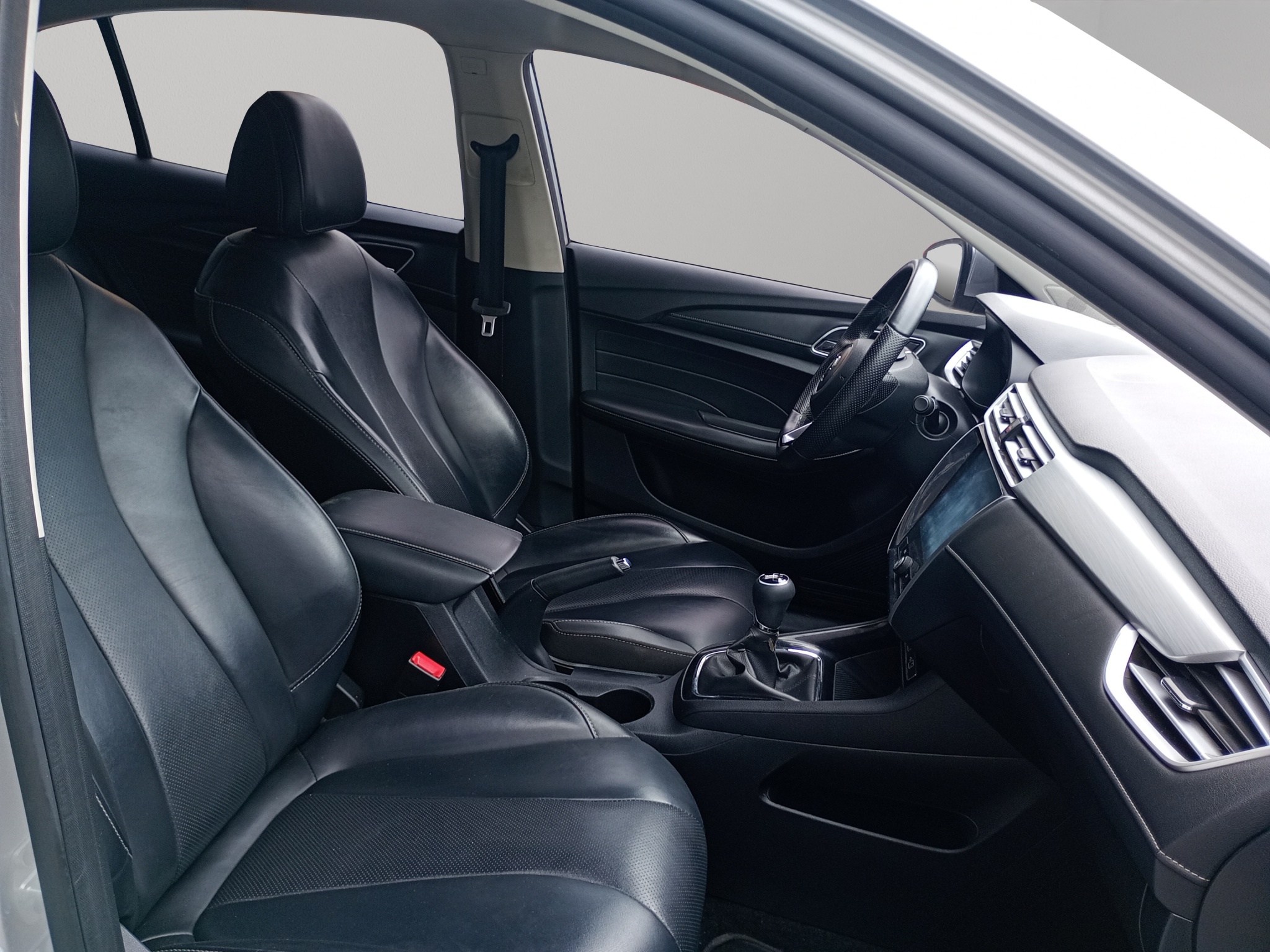 MG MG5 4 pts. Elegance, 1.5l, TM5, VE, piel, QC, RA-16 (línea anterior) 2024