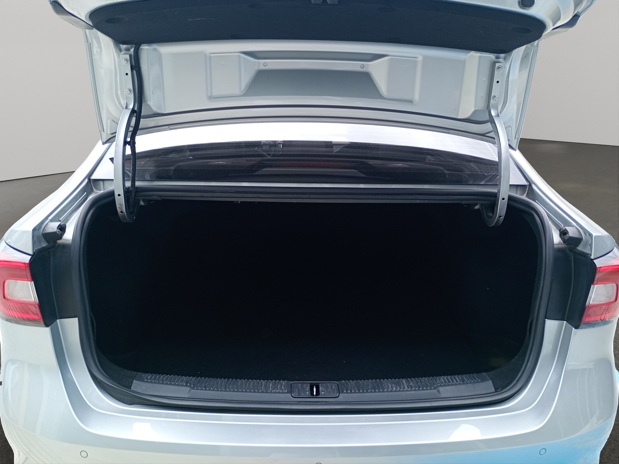 MG MG5 4 pts. Elegance, 1.5l, TM5, VE, piel, QC, RA-16 (línea anterior) 2024